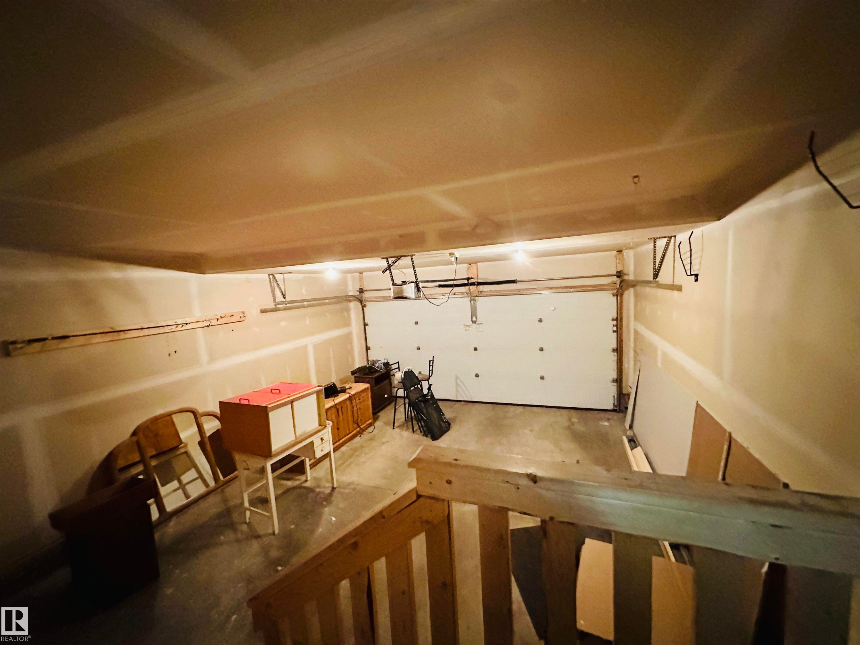 1655 Hammond Crescent, Edmonton, AB - Indoor Photo Showing Garage