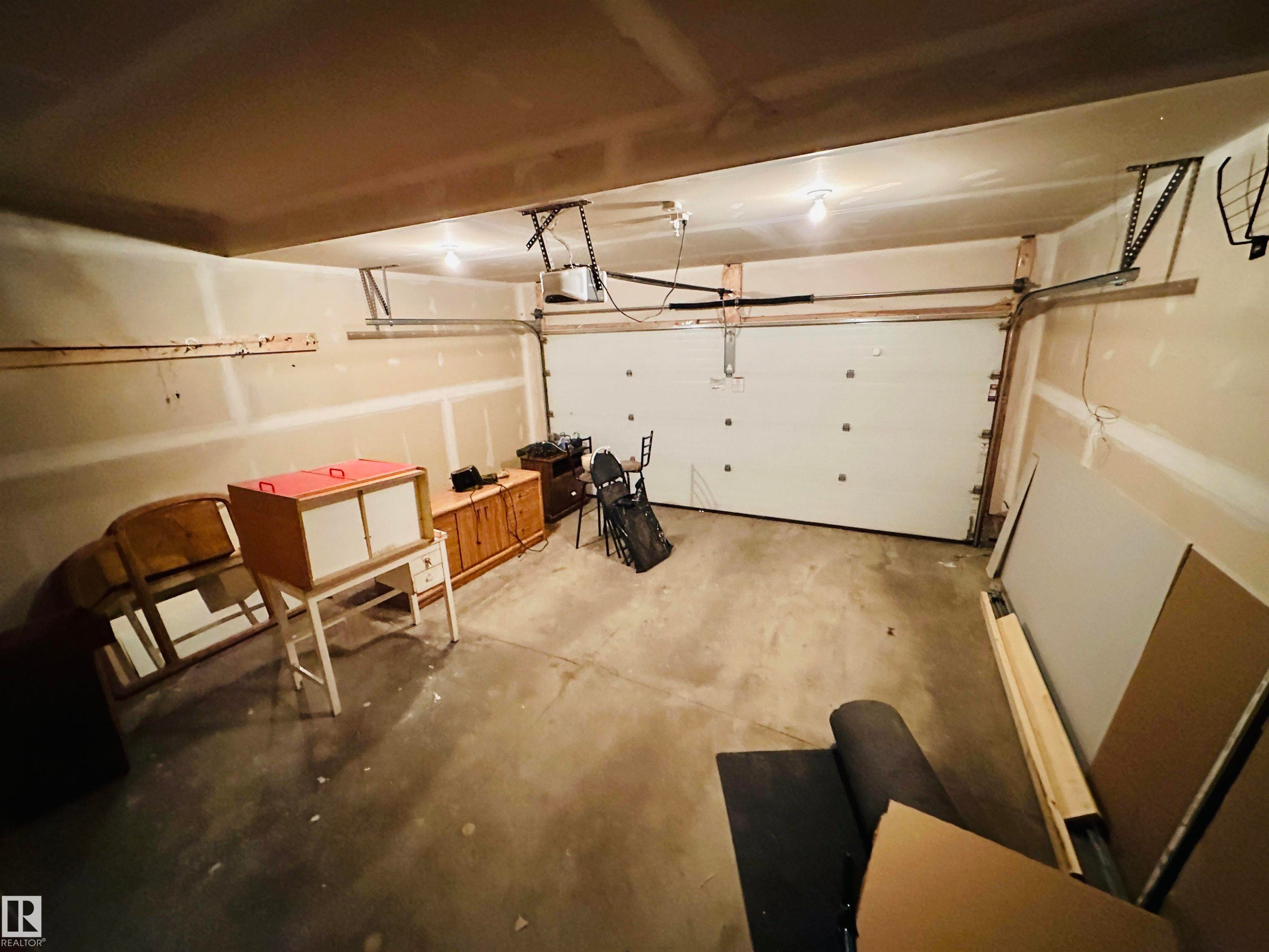 1655 Hammond Crescent, Edmonton, AB - Indoor Photo Showing Garage