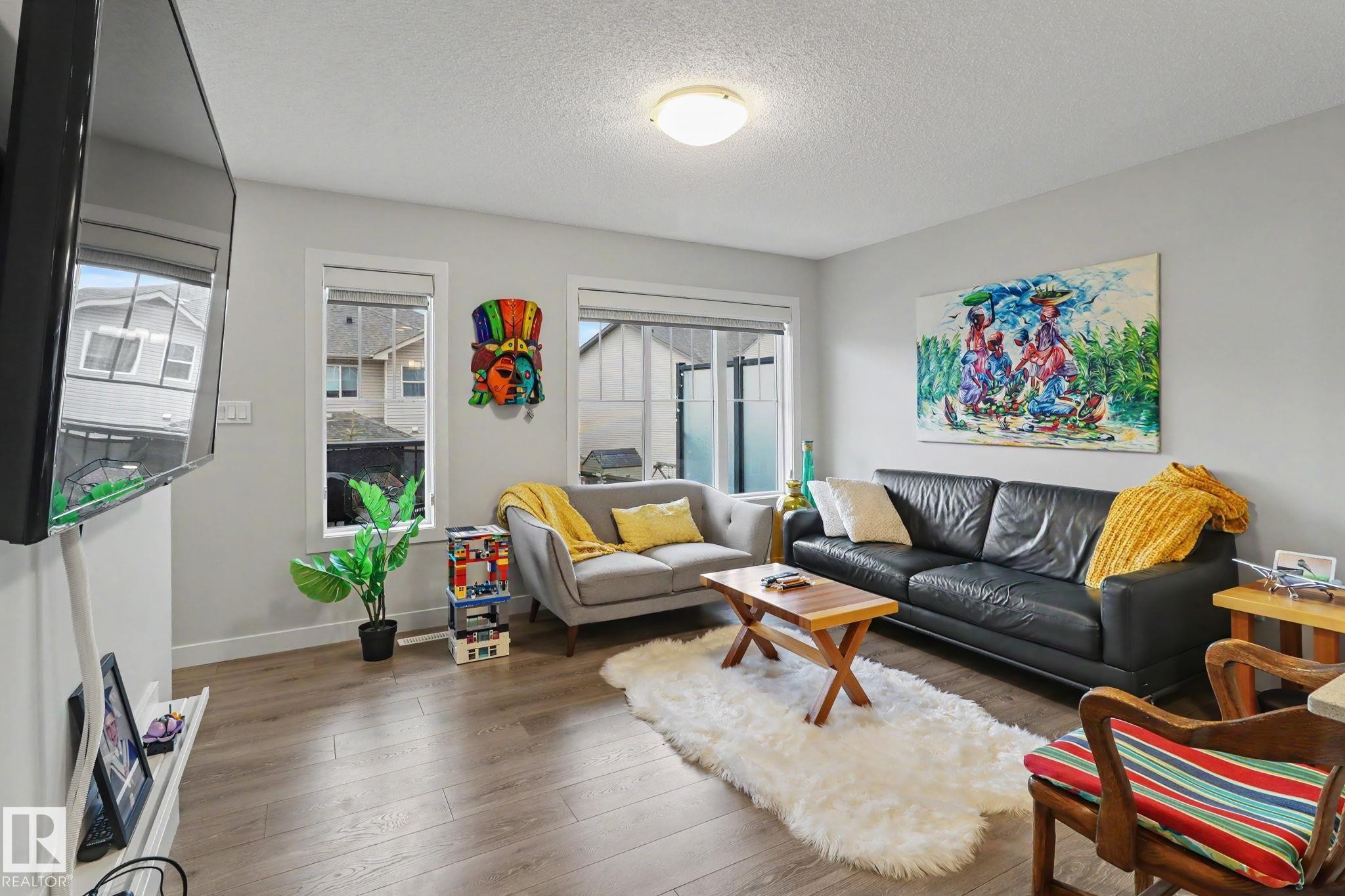 24 165 Cy Becker Blvd, Edmonton, AB - Indoor Photo Showing Living Room