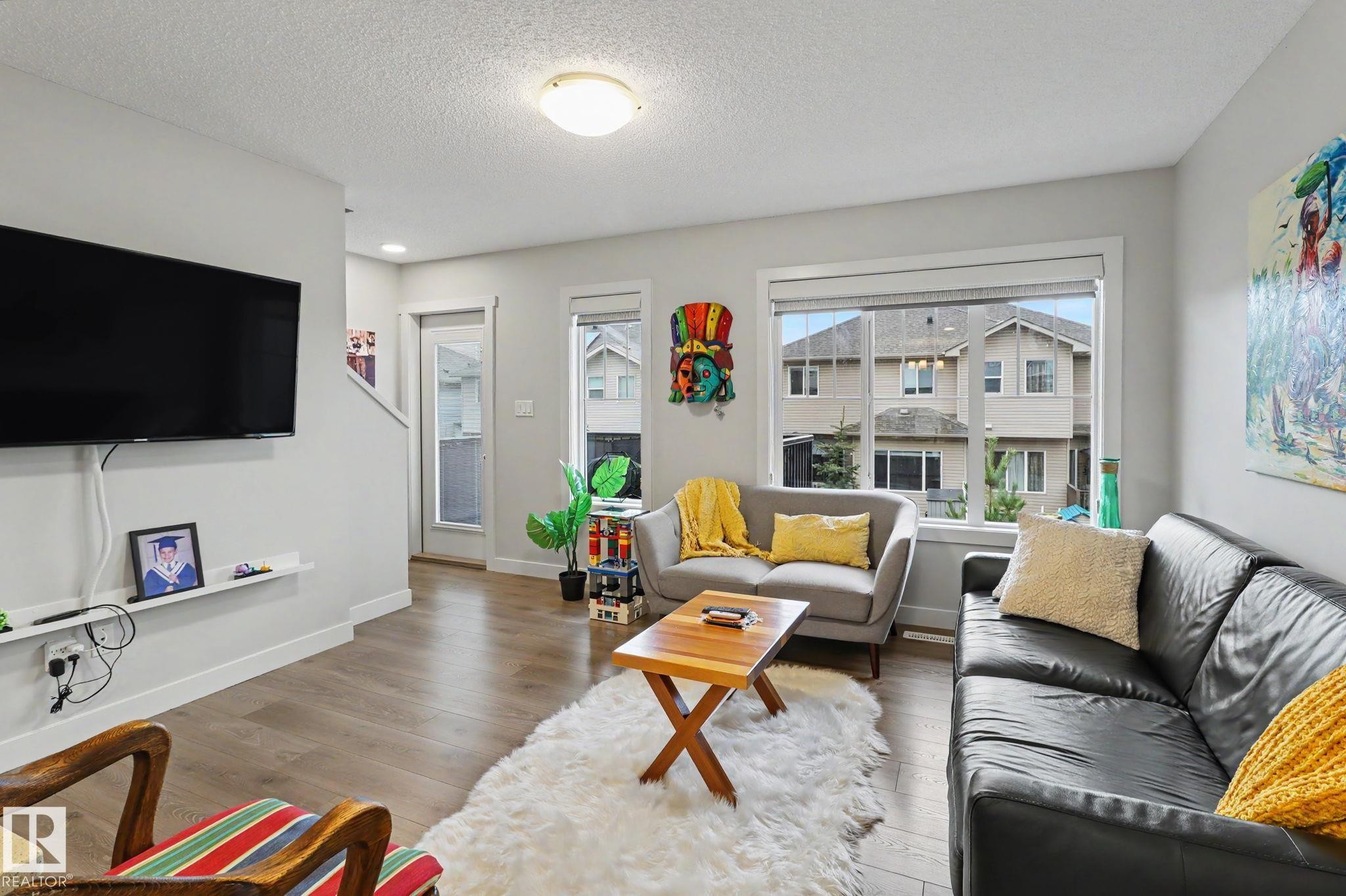 24 165 Cy Becker Blvd, Edmonton, AB - Indoor Photo Showing Living Room