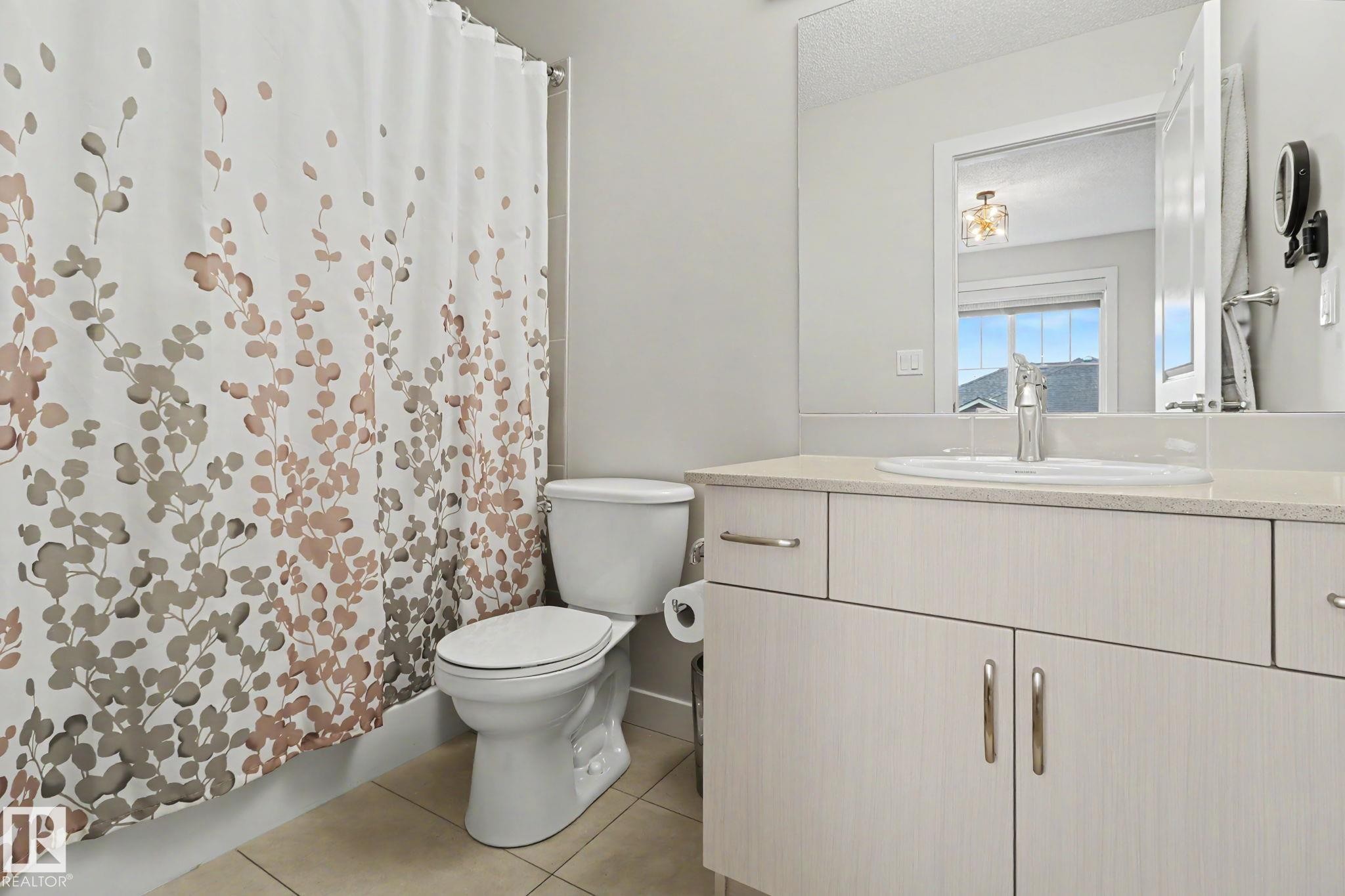 24 165 Cy Becker Blvd, Edmonton, AB - Indoor Photo Showing Bathroom