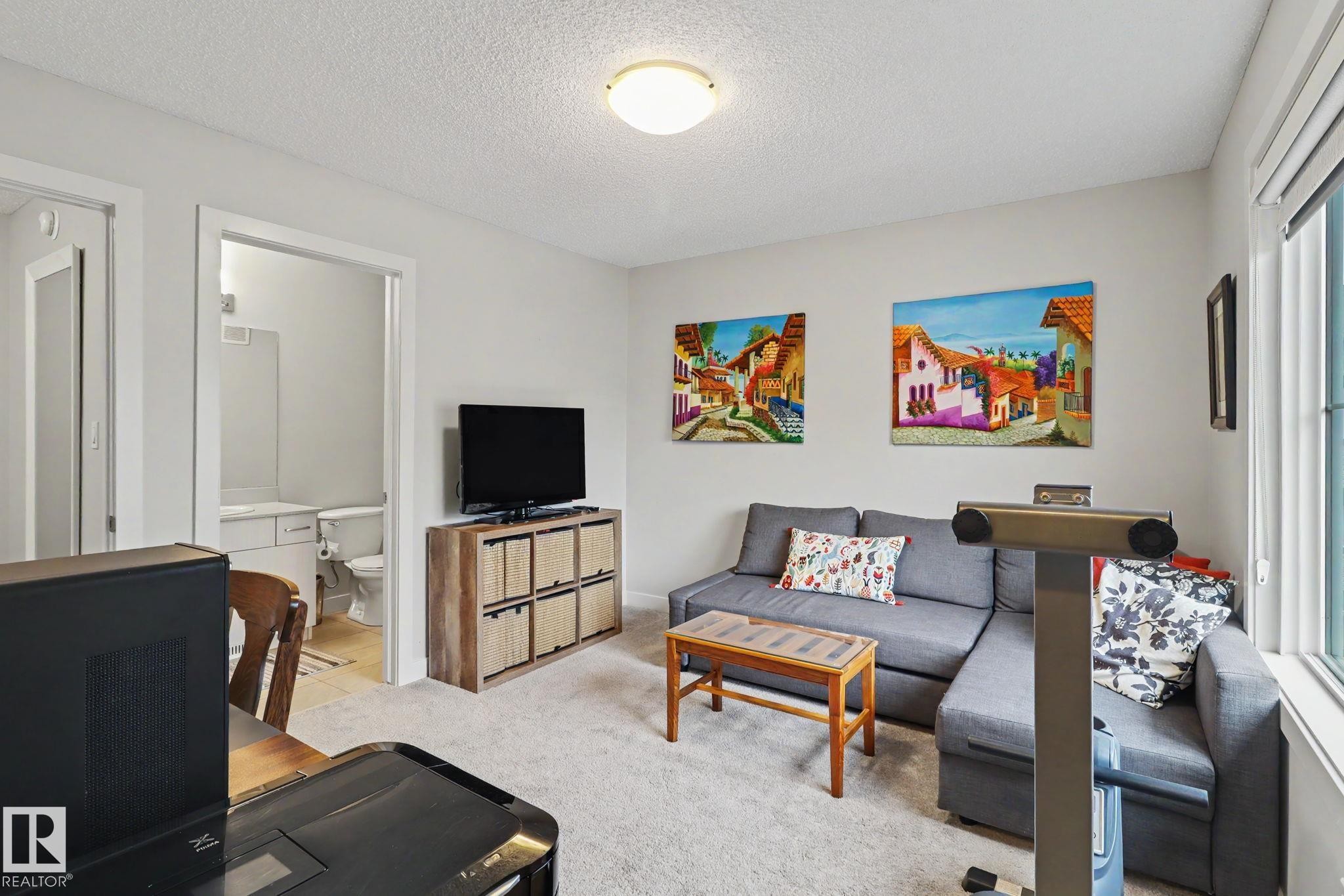 24 165 Cy Becker Blvd, Edmonton, AB - Indoor Photo Showing Living Room