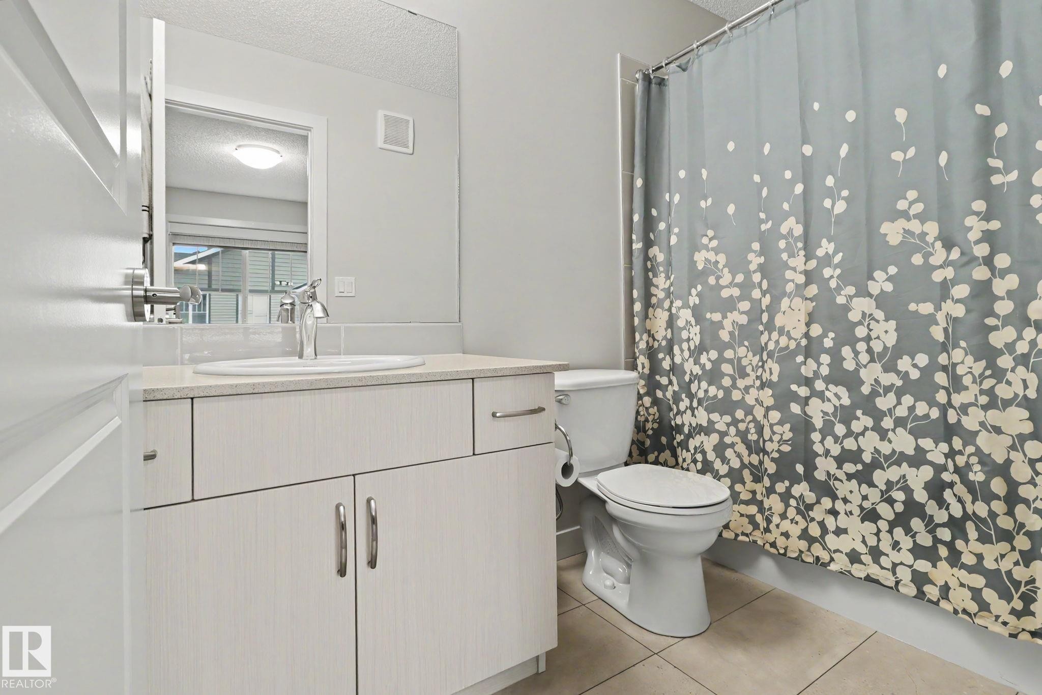 24 165 Cy Becker Blvd, Edmonton, AB - Indoor Photo Showing Bathroom