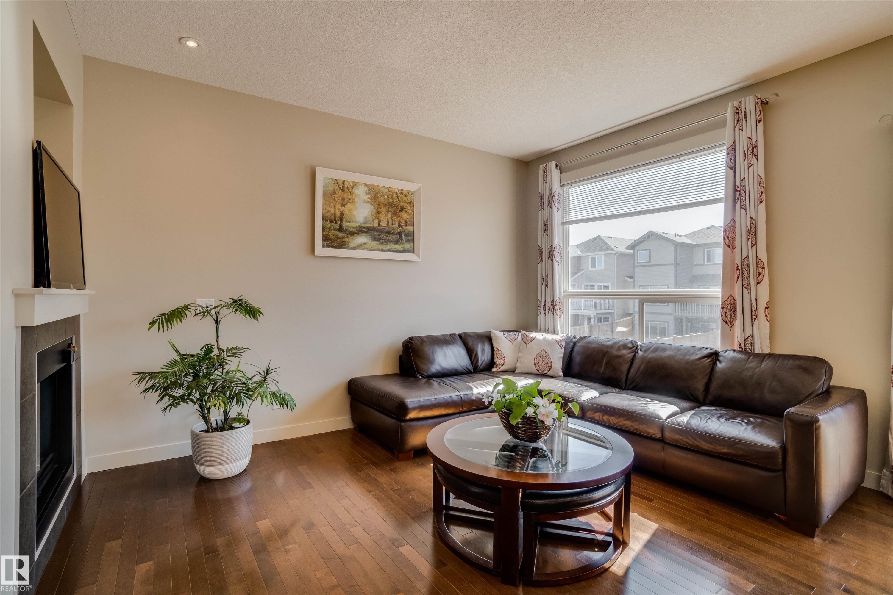 3843 Agar Green, Edmonton, AB - Indoor Photo Showing Living Room