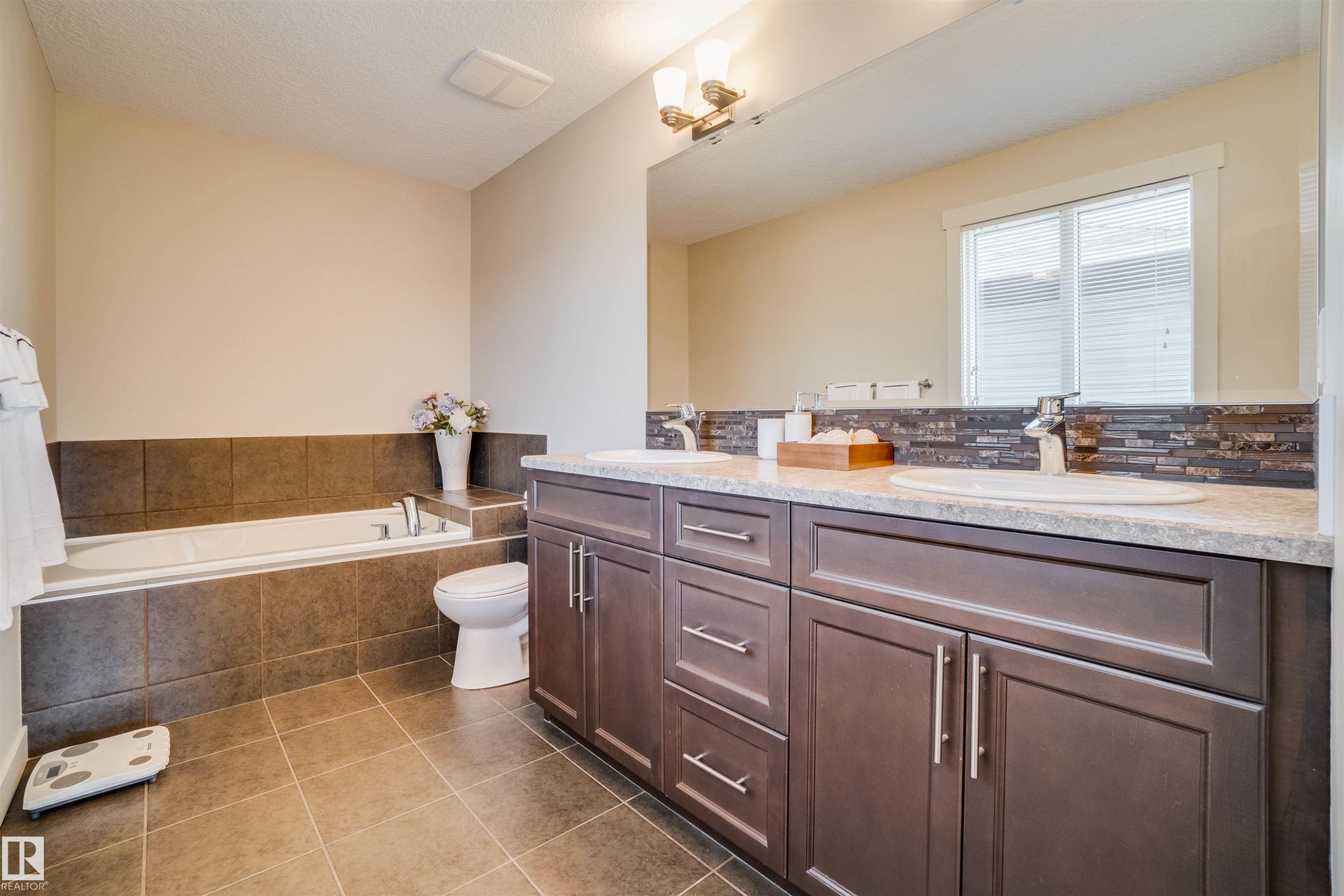 3843 Agar Green, Edmonton, AB - Indoor Photo Showing Bathroom