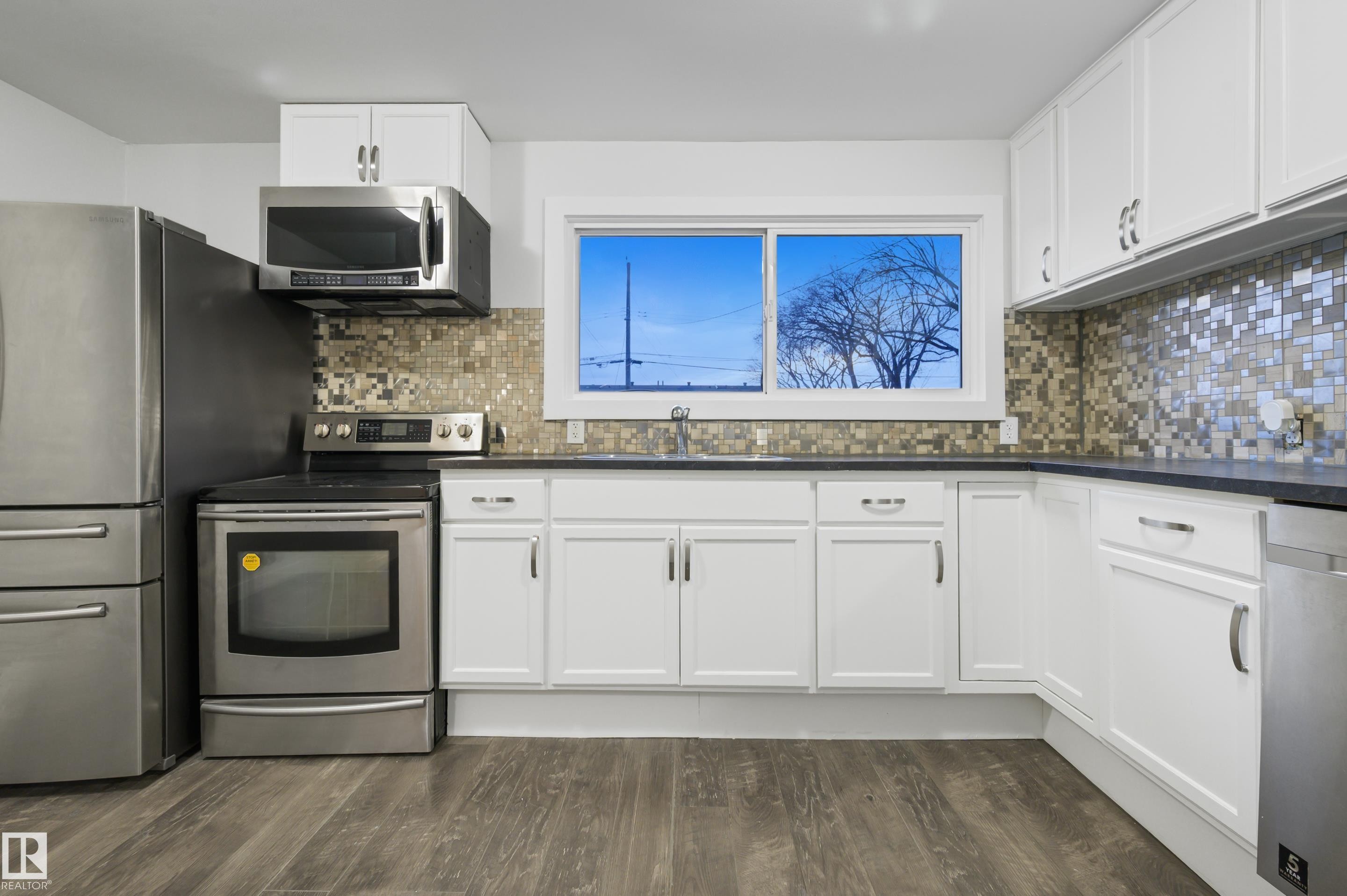 13228 83 Street Nw, Edmonton, AB - Indoor Photo Showing Kitchen