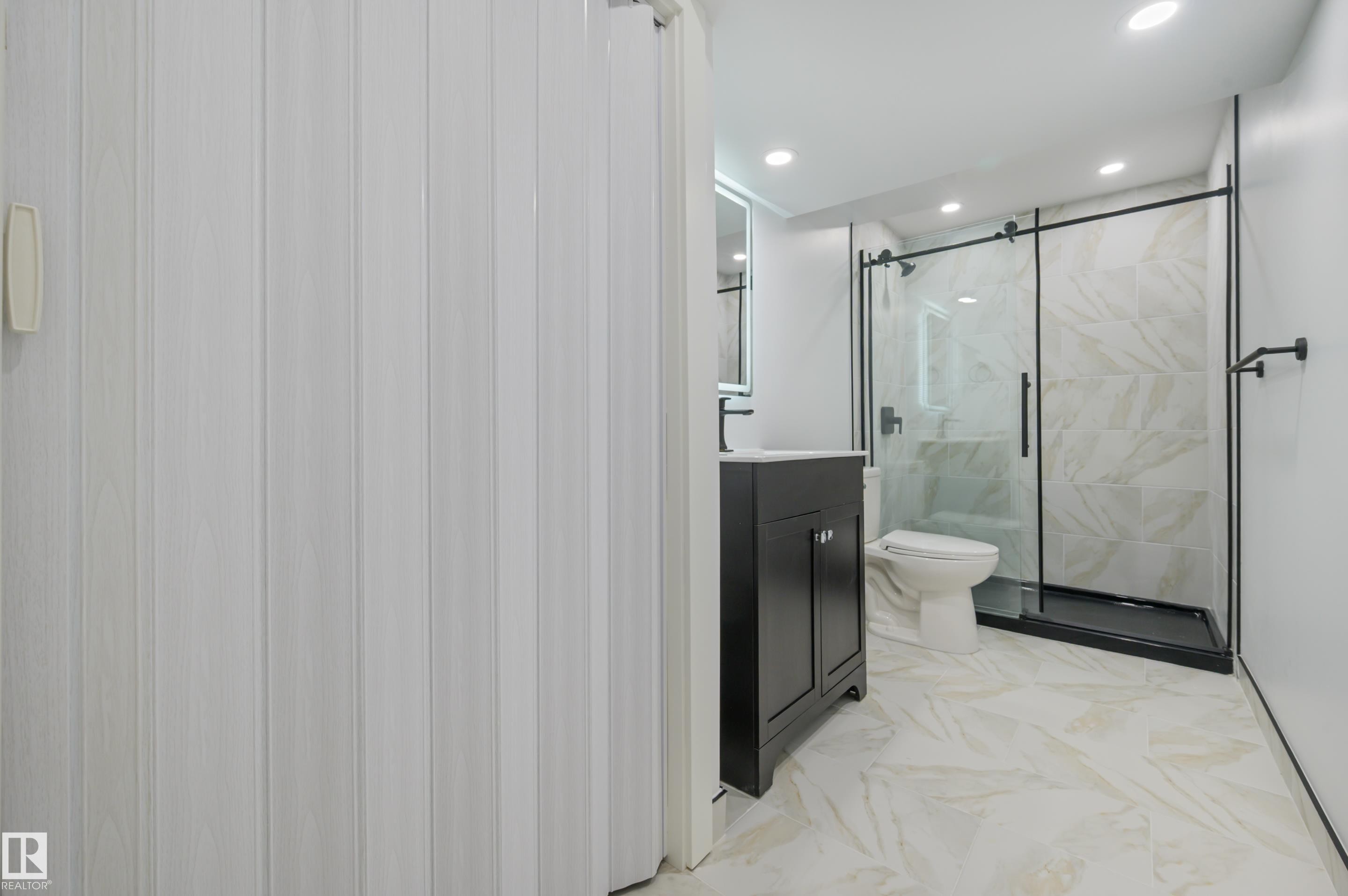 13228 83 Street Nw, Edmonton, AB - Indoor Photo Showing Bathroom