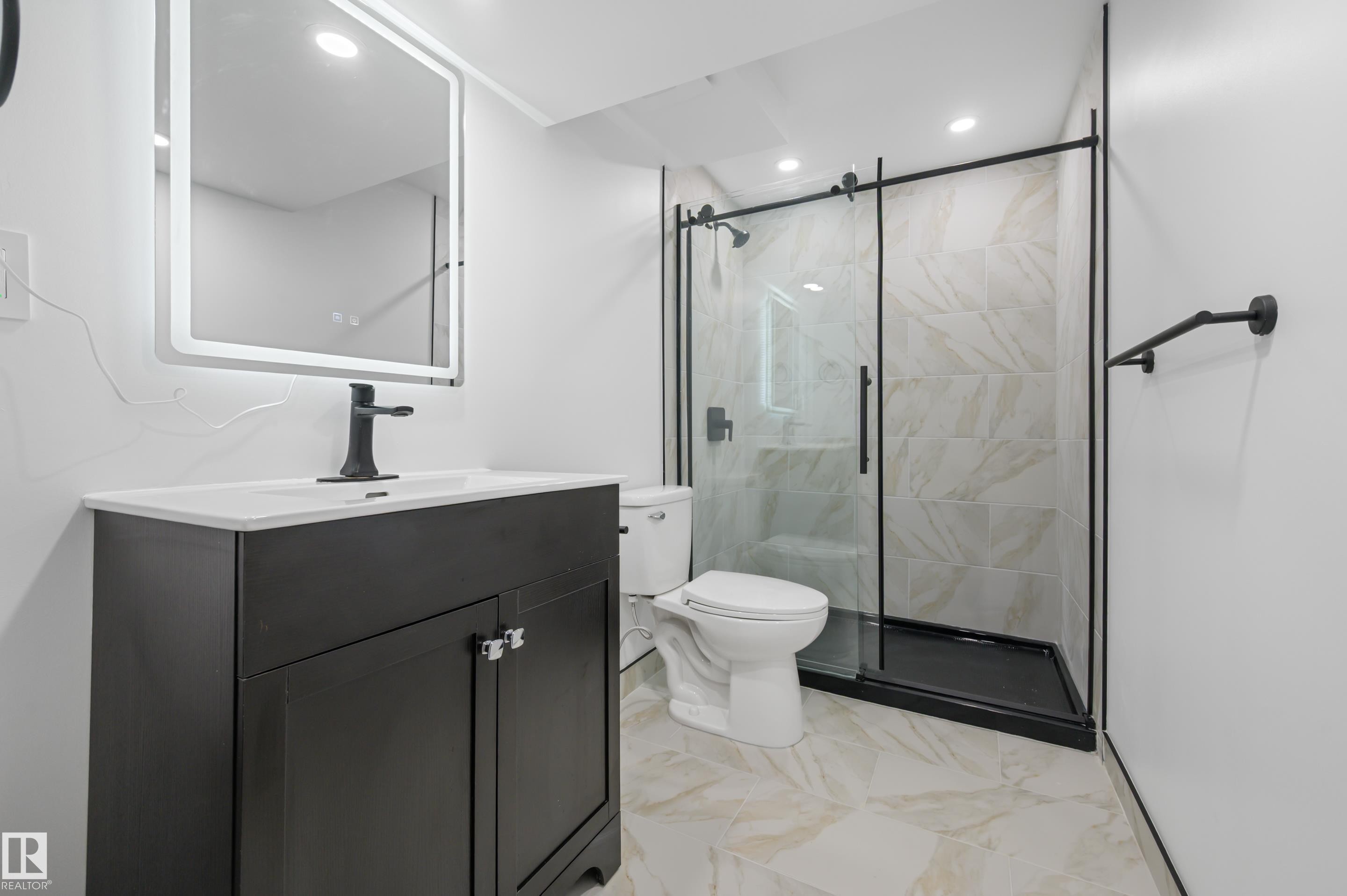 13228 83 Street Nw, Edmonton, AB - Indoor Photo Showing Bathroom