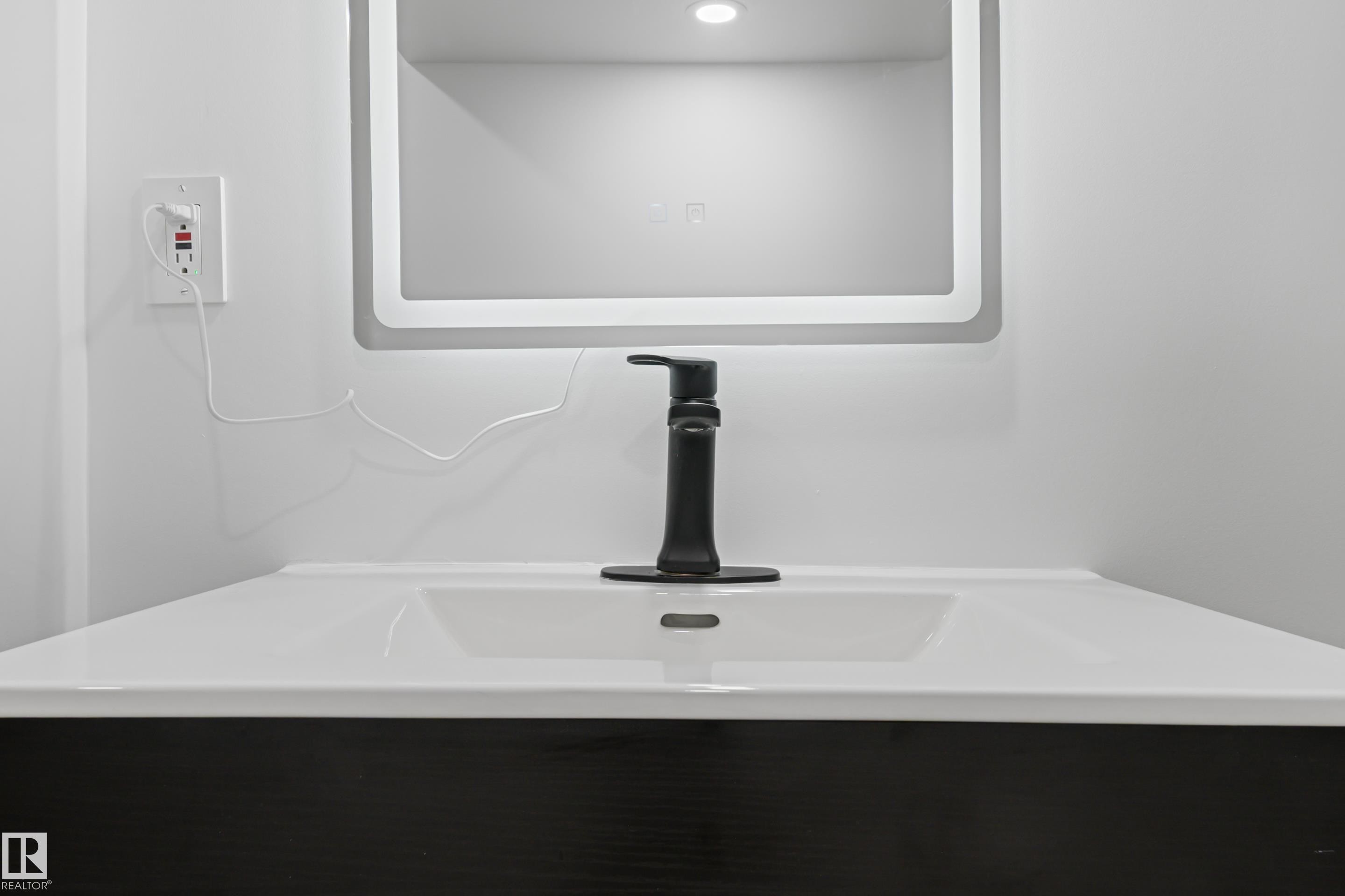 13228 83 Street Nw, Edmonton, AB - Indoor Photo Showing Bathroom