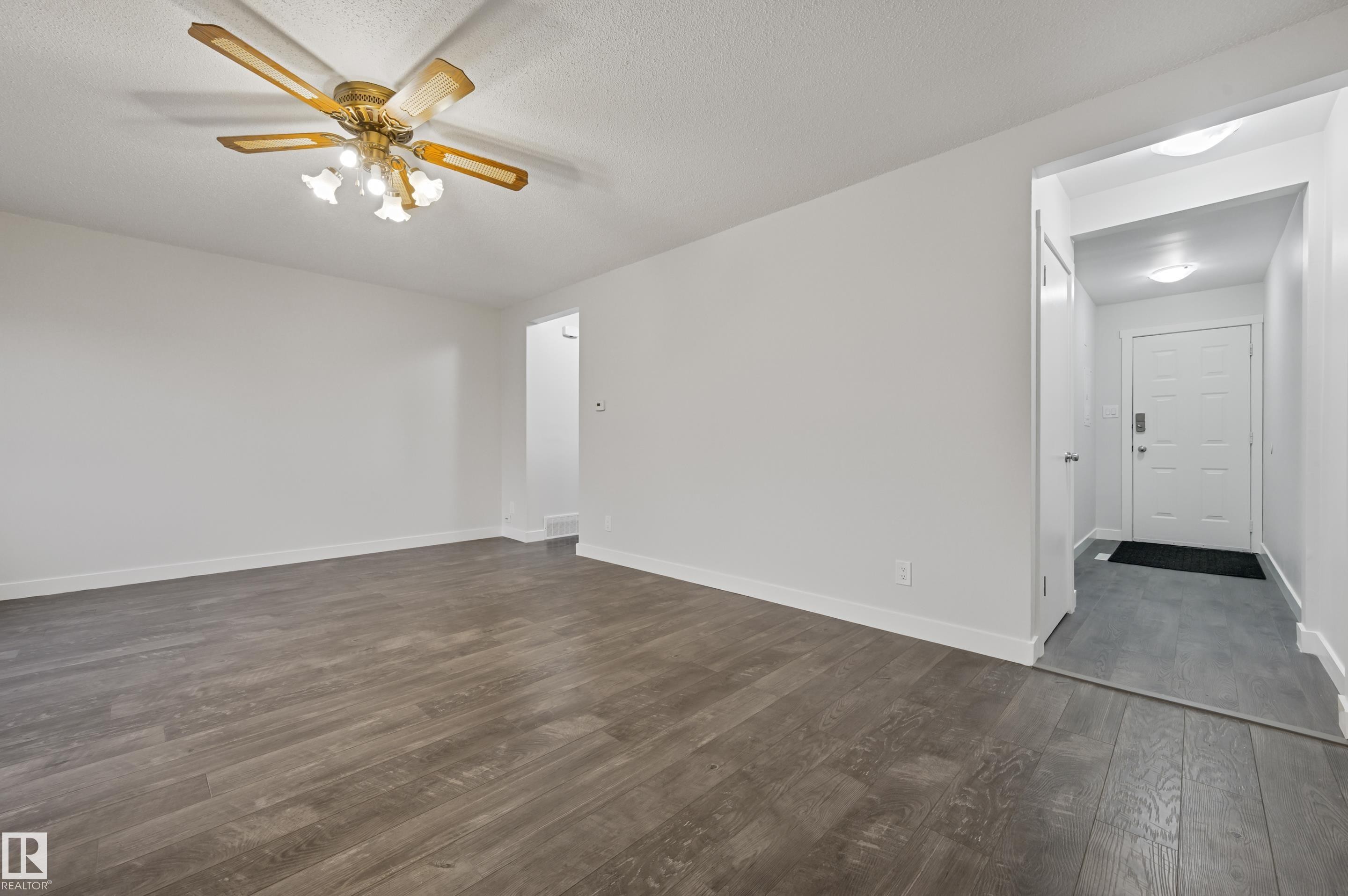 13228 83 Street Nw, Edmonton, AB - Indoor Photo Showing Other Room