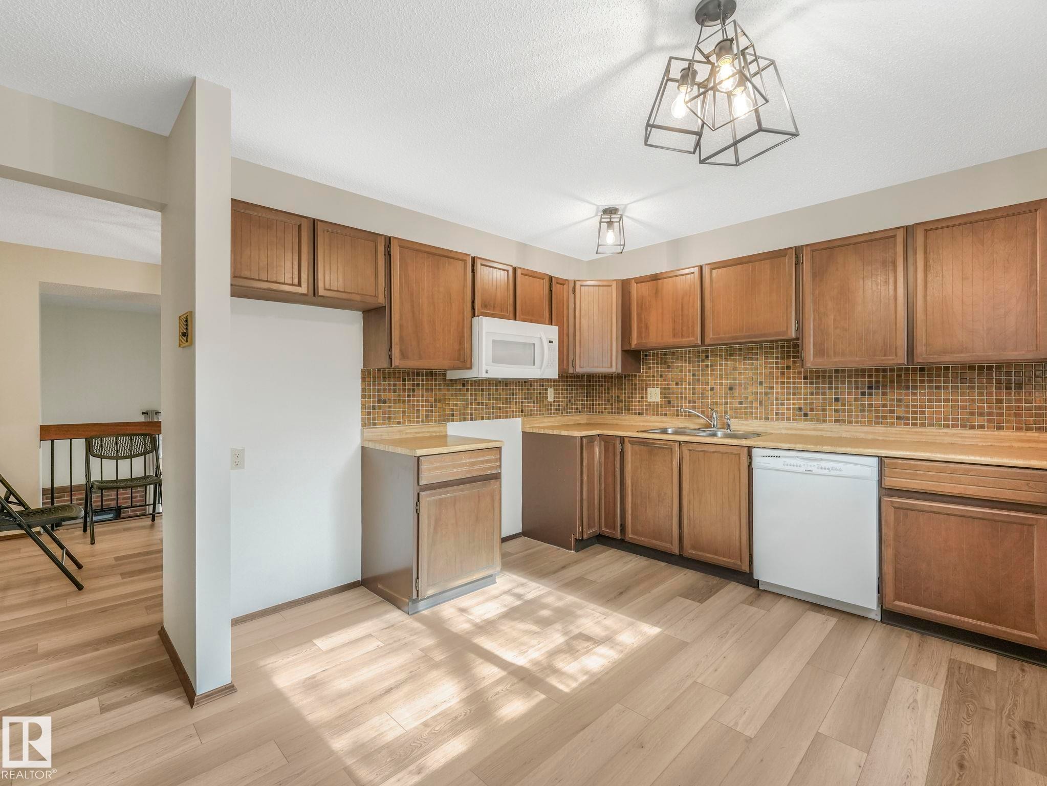 33 Glaewyn, St. Albert, AB - Indoor Photo Showing Kitchen With Double Sink