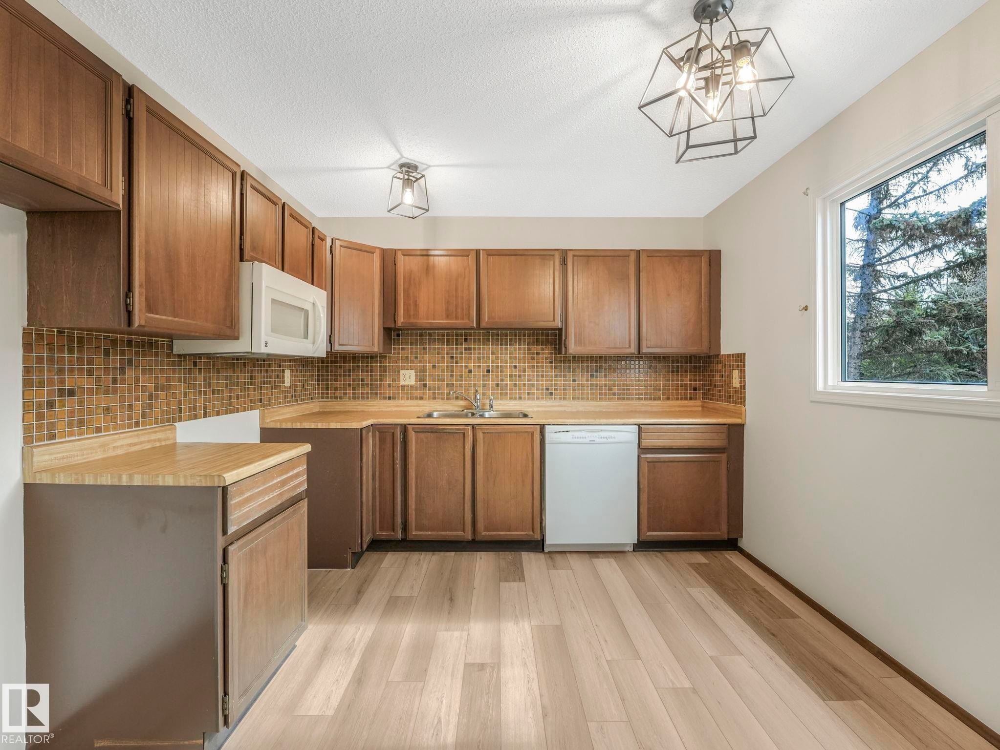 33 Glaewyn, St. Albert, AB - Indoor Photo Showing Kitchen With Double Sink