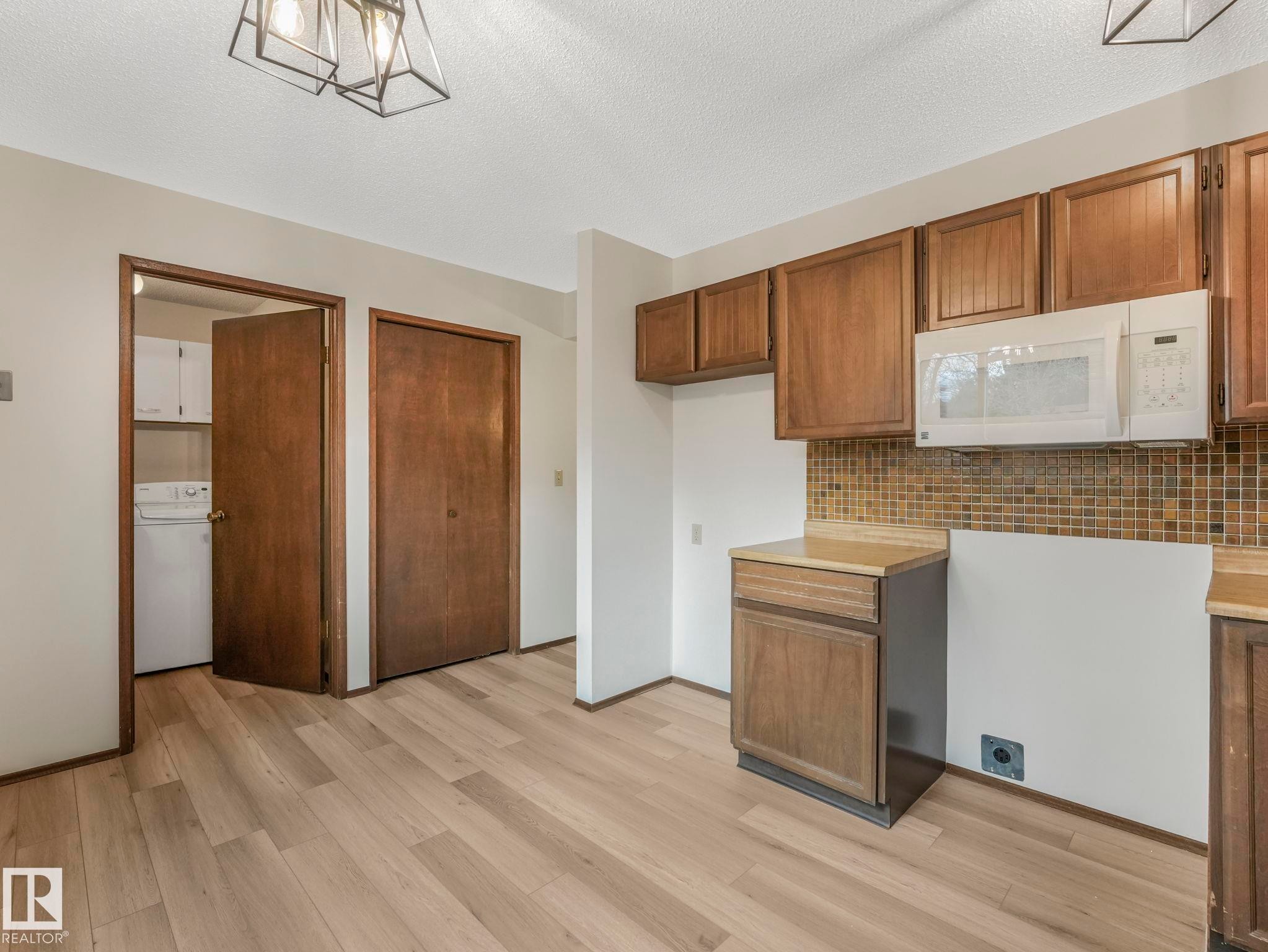 33 Glaewyn, St. Albert, AB - Indoor Photo Showing Kitchen