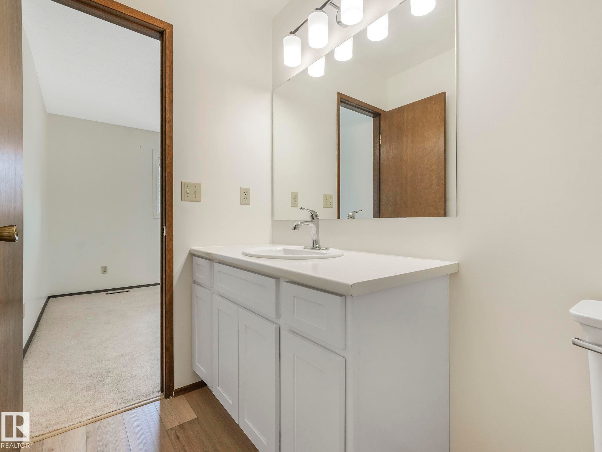 33 Glaewyn, St. Albert, AB - Indoor Photo Showing Bathroom