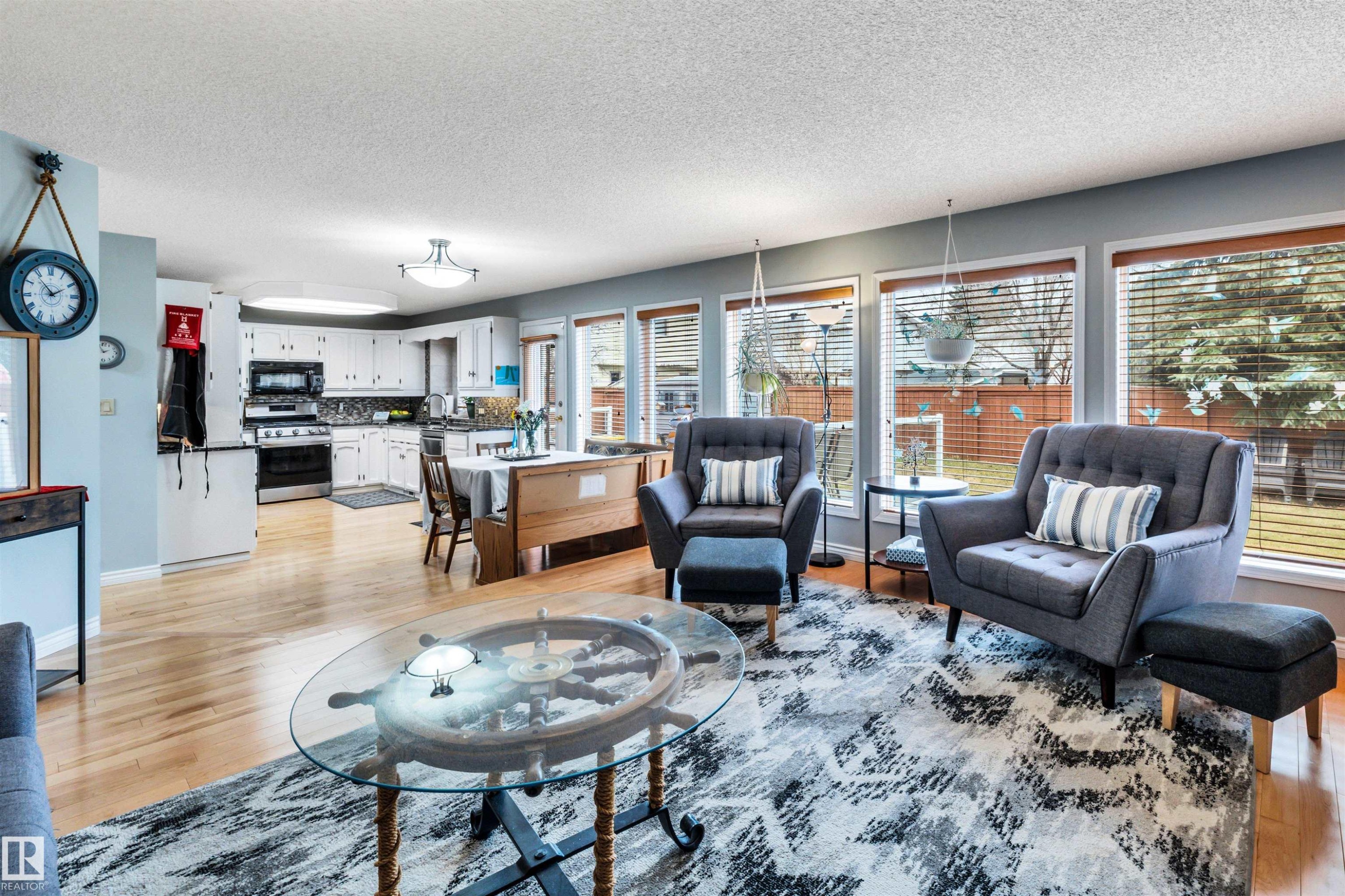 37 Deane Crescent, St. Albert, AB - Indoor Photo Showing Living Room