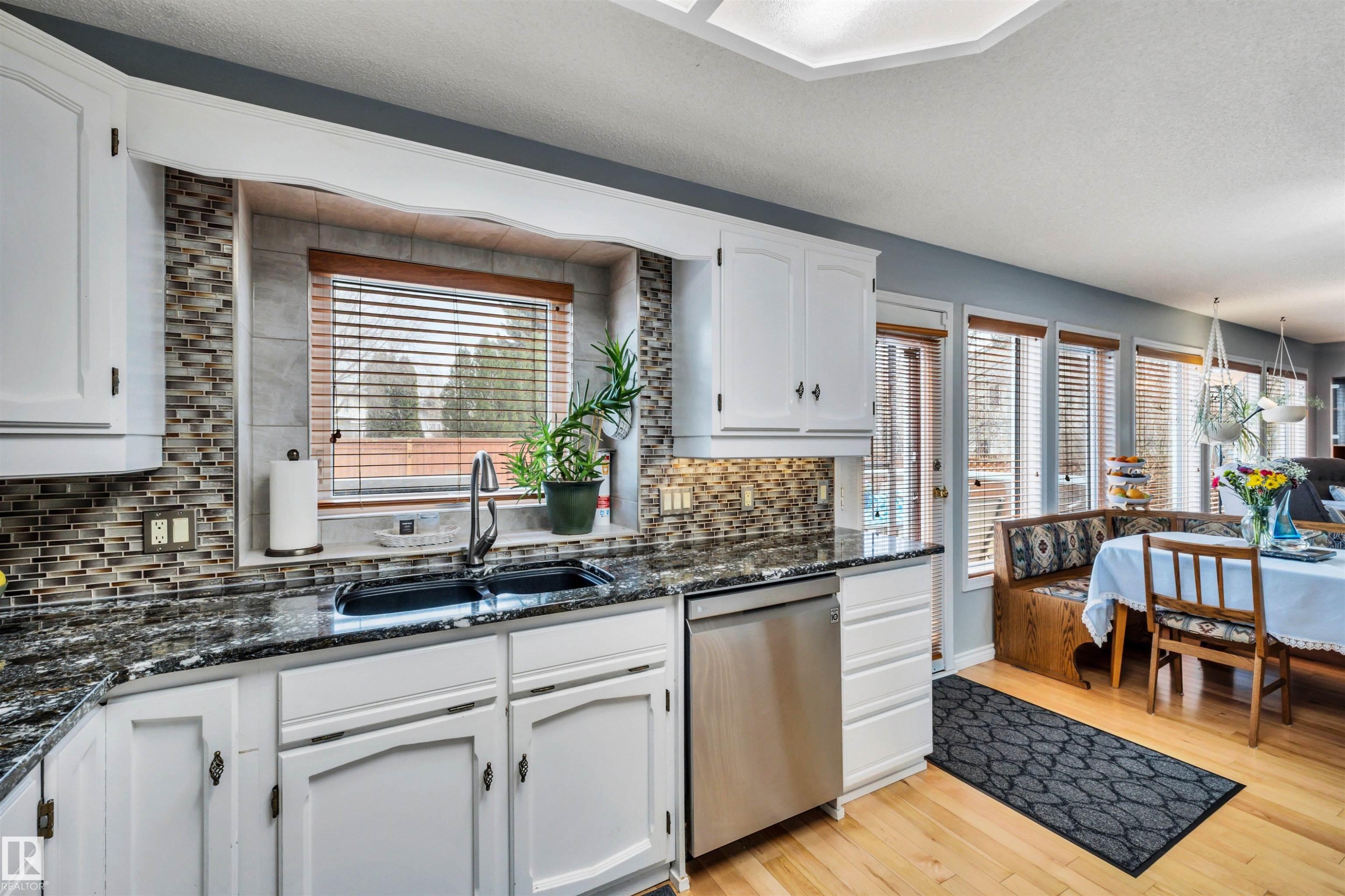 37 Deane Crescent, St. Albert, AB - Indoor Photo Showing Kitchen With Upgraded Kitchen