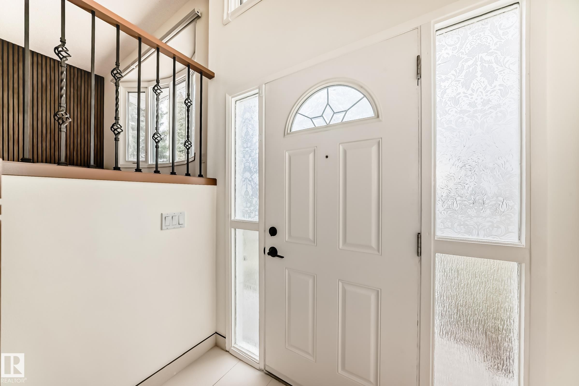 Entryway with a paneled white door featuring an arched leaded glass transom - 2039 48 Street, Edmonton, AB - Indoor Photo Showing Other Room