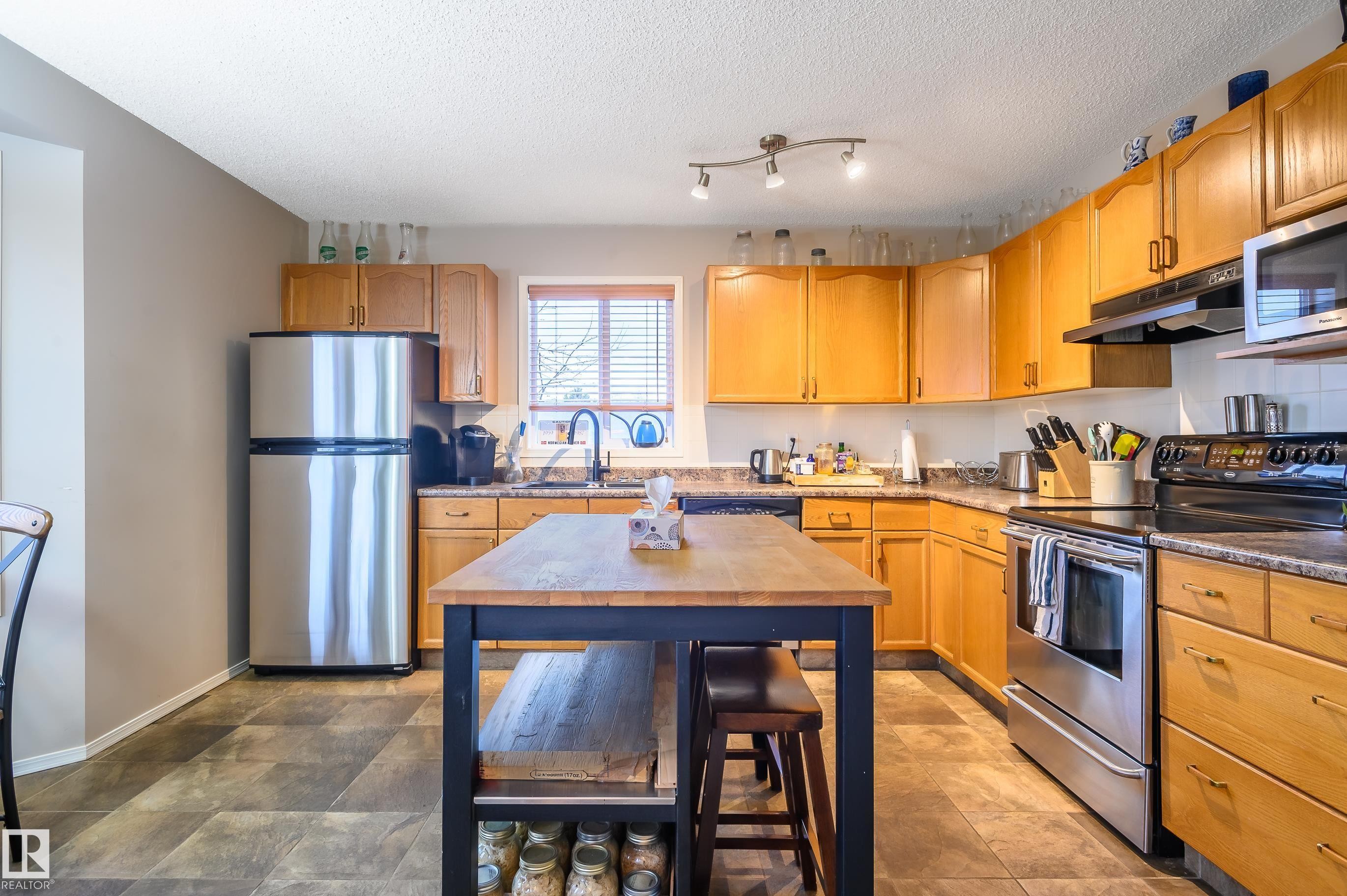 5428 202 Street, Edmonton, AB - Indoor Photo Showing Kitchen
