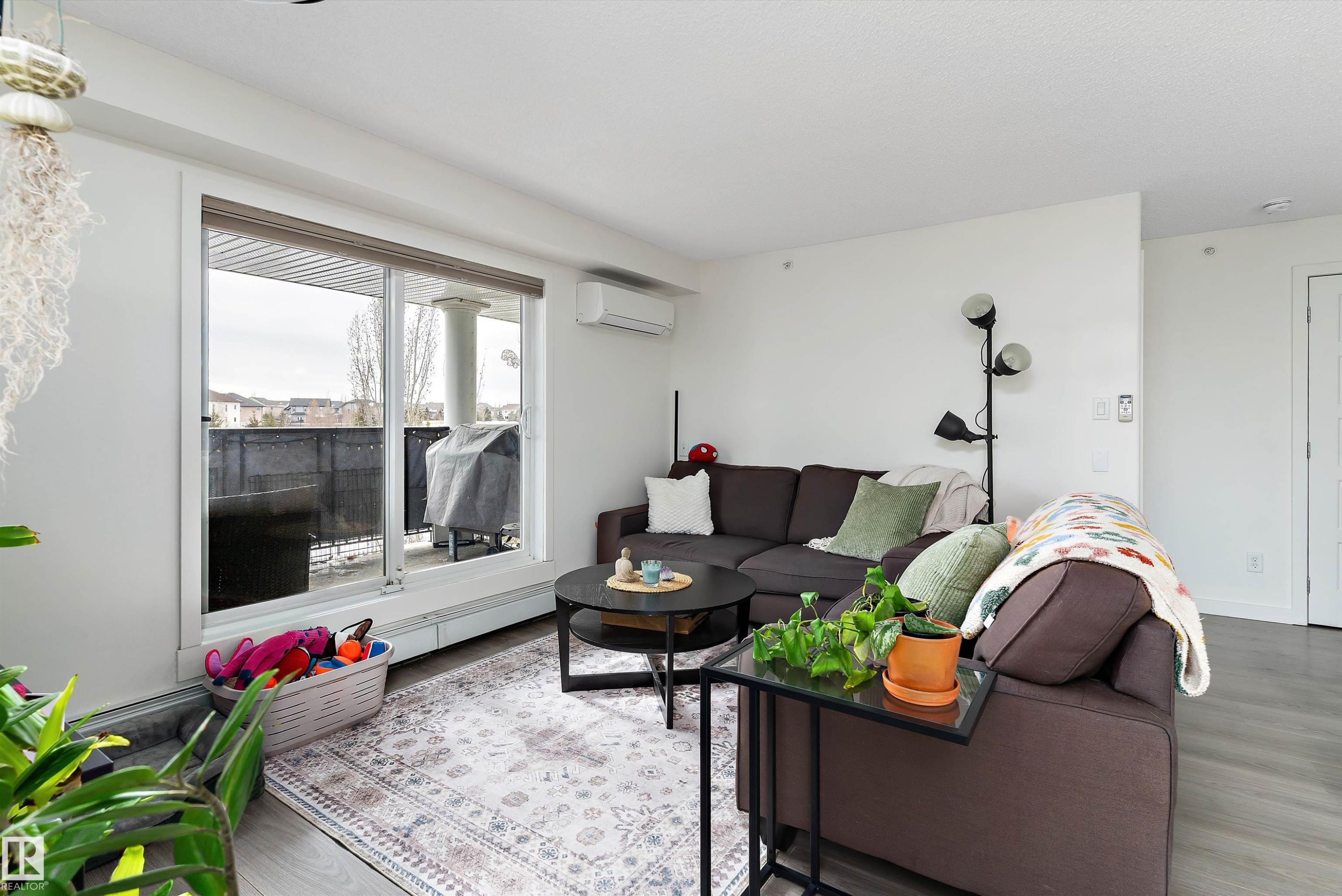 402 6084 Stanton Drive, Edmonton, AB - Indoor Photo Showing Living Room