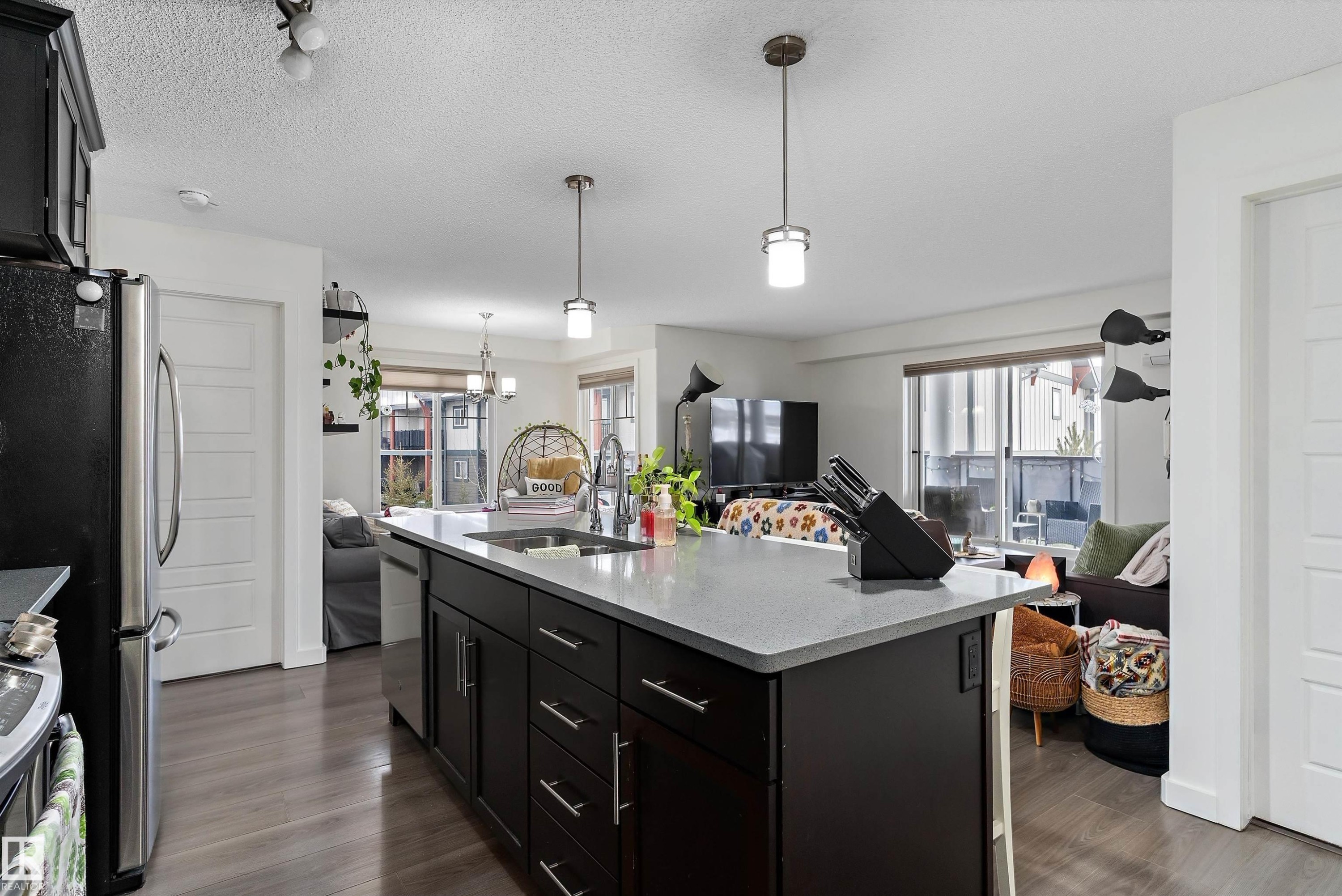 402 6084 Stanton Drive, Edmonton, AB - Indoor Photo Showing Kitchen With Double Sink