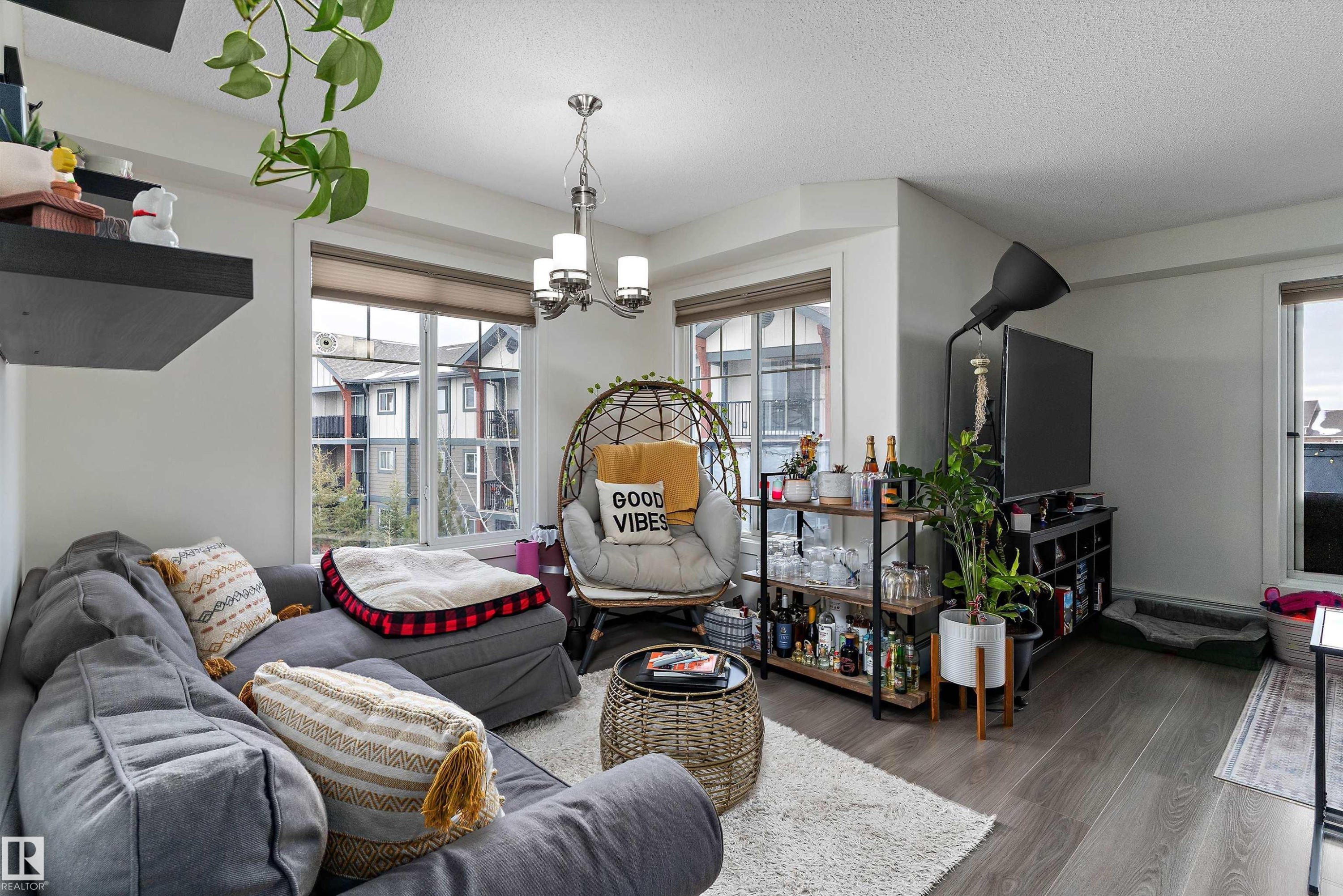 402 6084 Stanton Drive, Edmonton, AB - Indoor Photo Showing Living Room