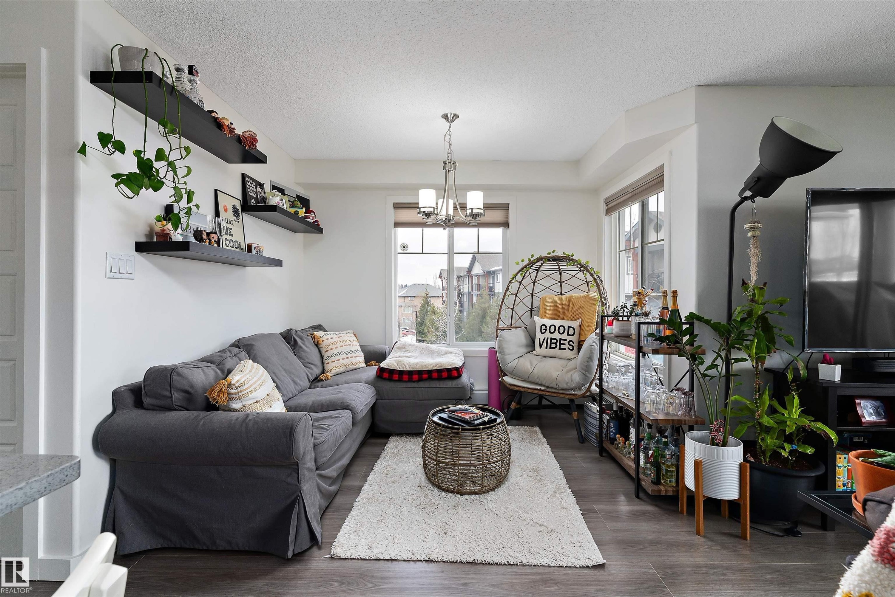 402 6084 Stanton Drive, Edmonton, AB - Indoor Photo Showing Living Room