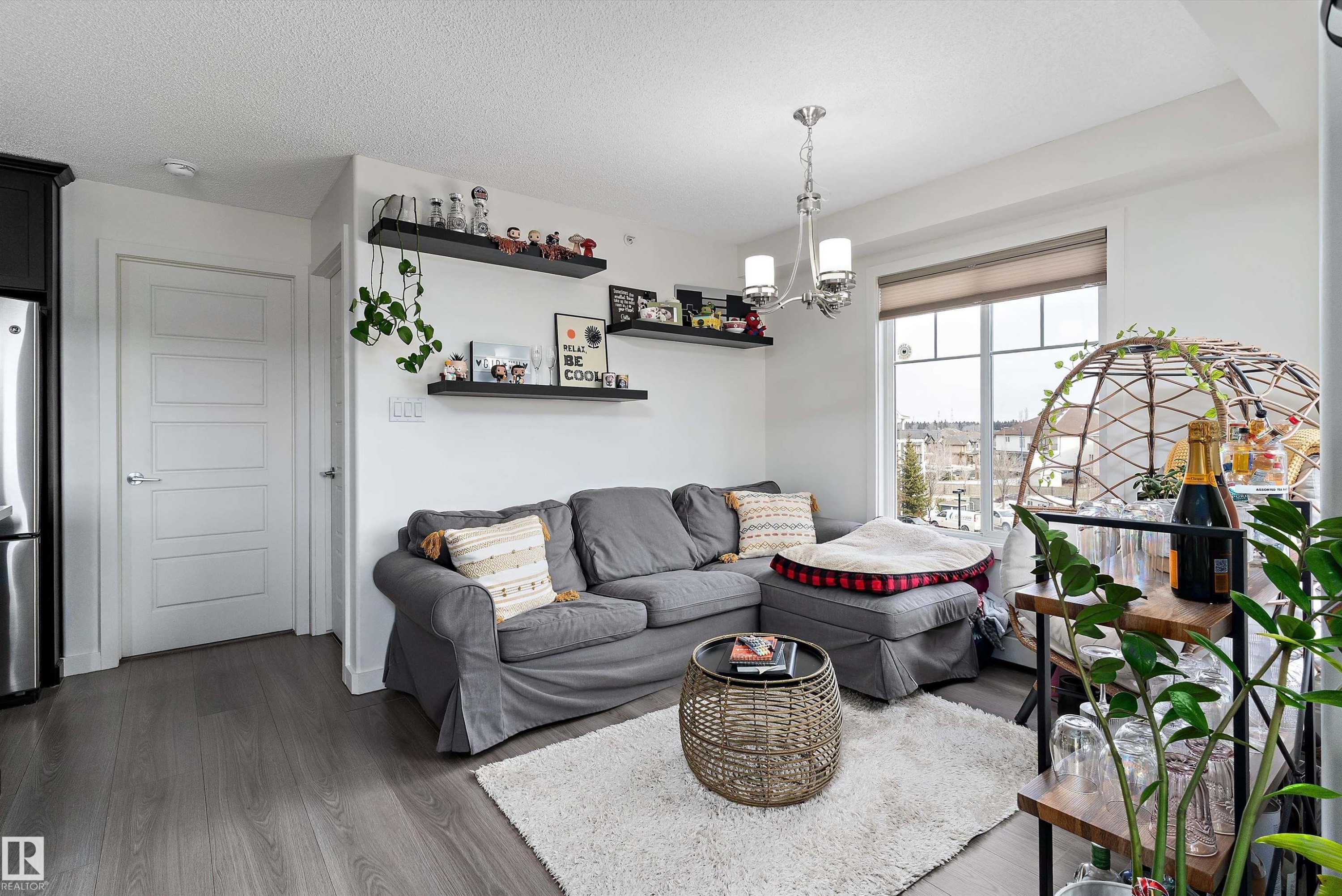 402 6084 Stanton Drive, Edmonton, AB - Indoor Photo Showing Living Room