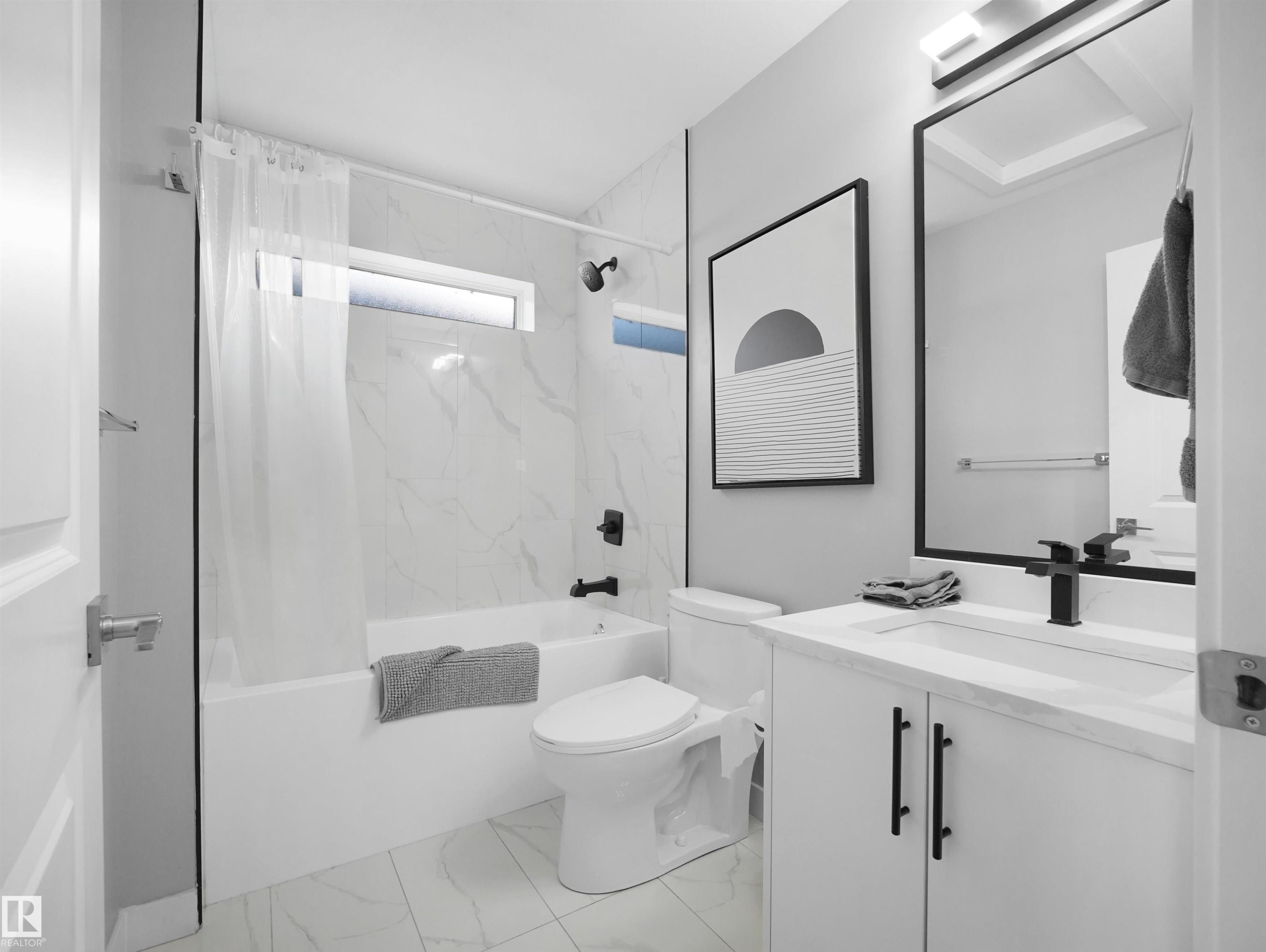 10913 159 Street, Edmonton, AB - Indoor Photo Showing Bathroom
