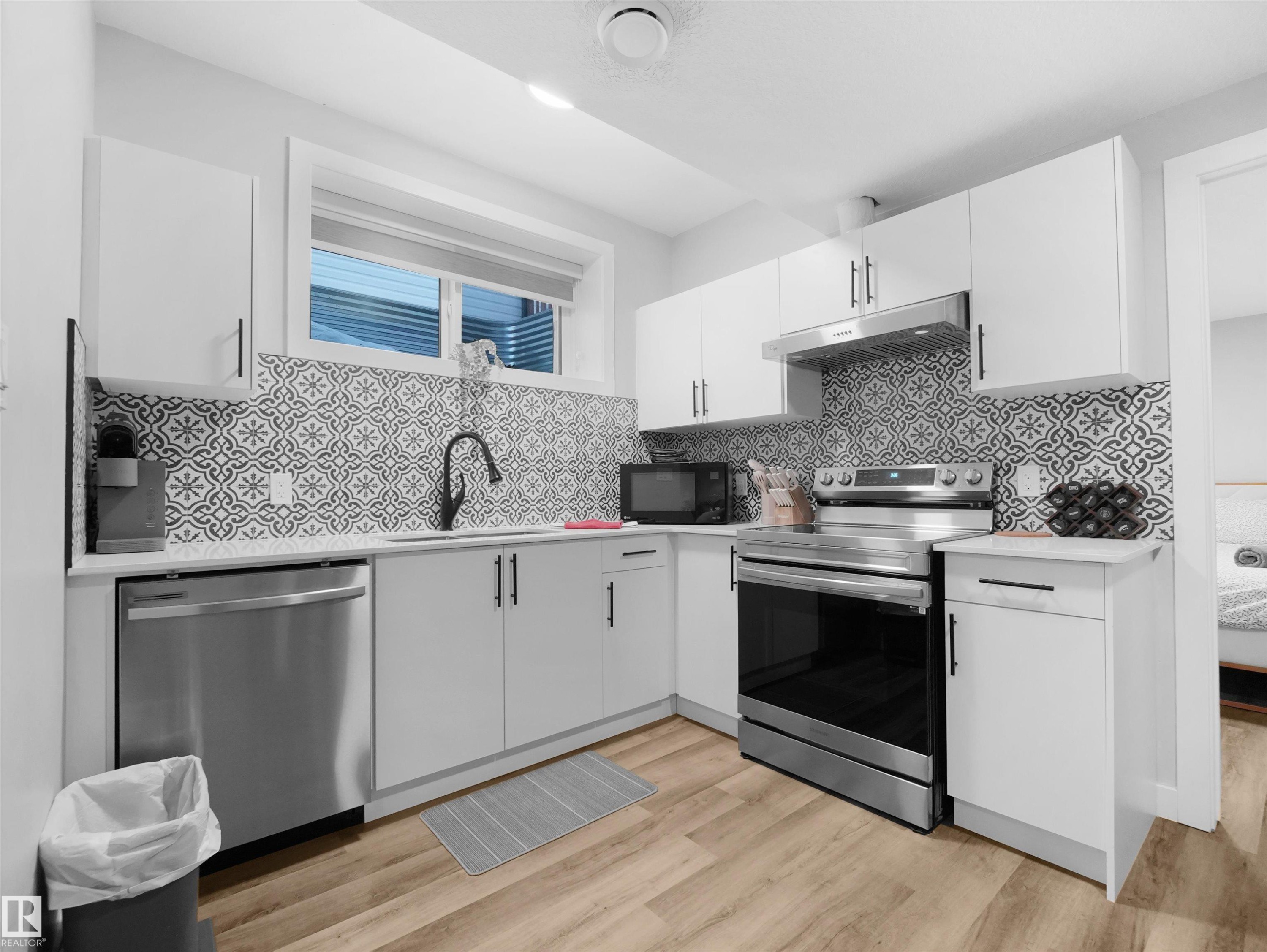 10913 159 Street, Edmonton, AB - Indoor Photo Showing Kitchen With Upgraded Kitchen