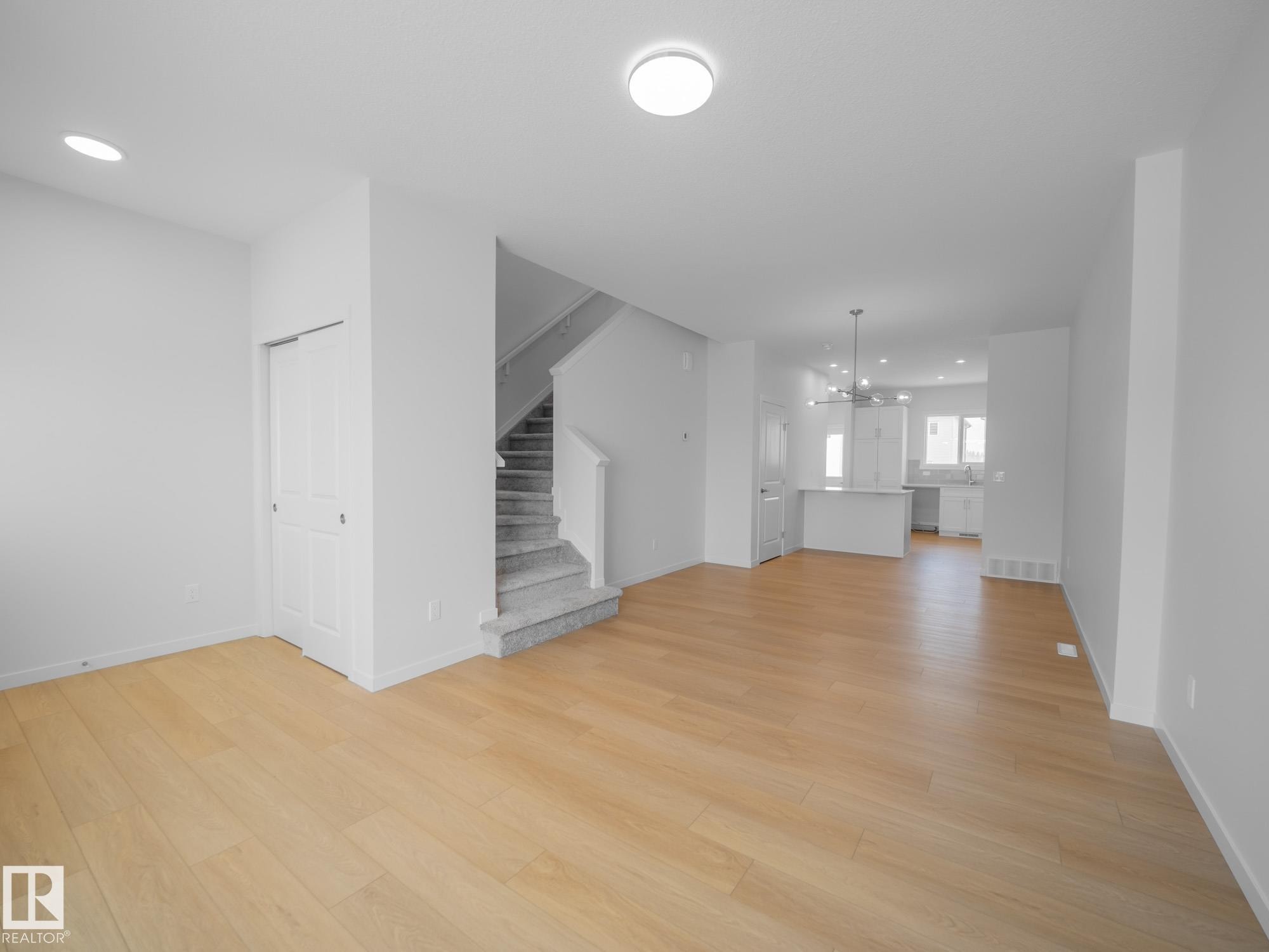 1032 14 Avenue, Edmonton, AB - Indoor Photo Showing Other Room