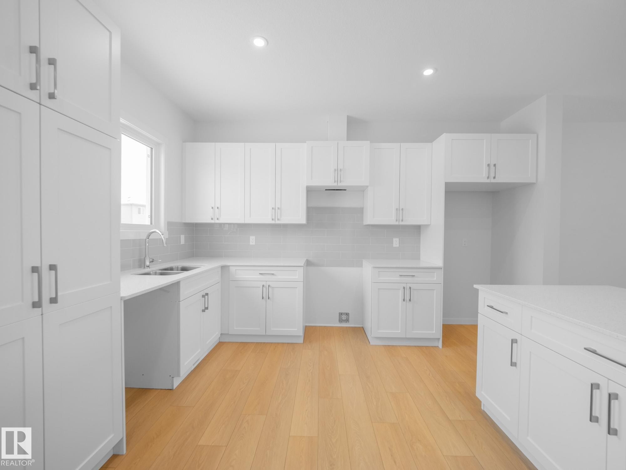 1032 14 Avenue, Edmonton, AB - Indoor Photo Showing Kitchen With Double Sink
