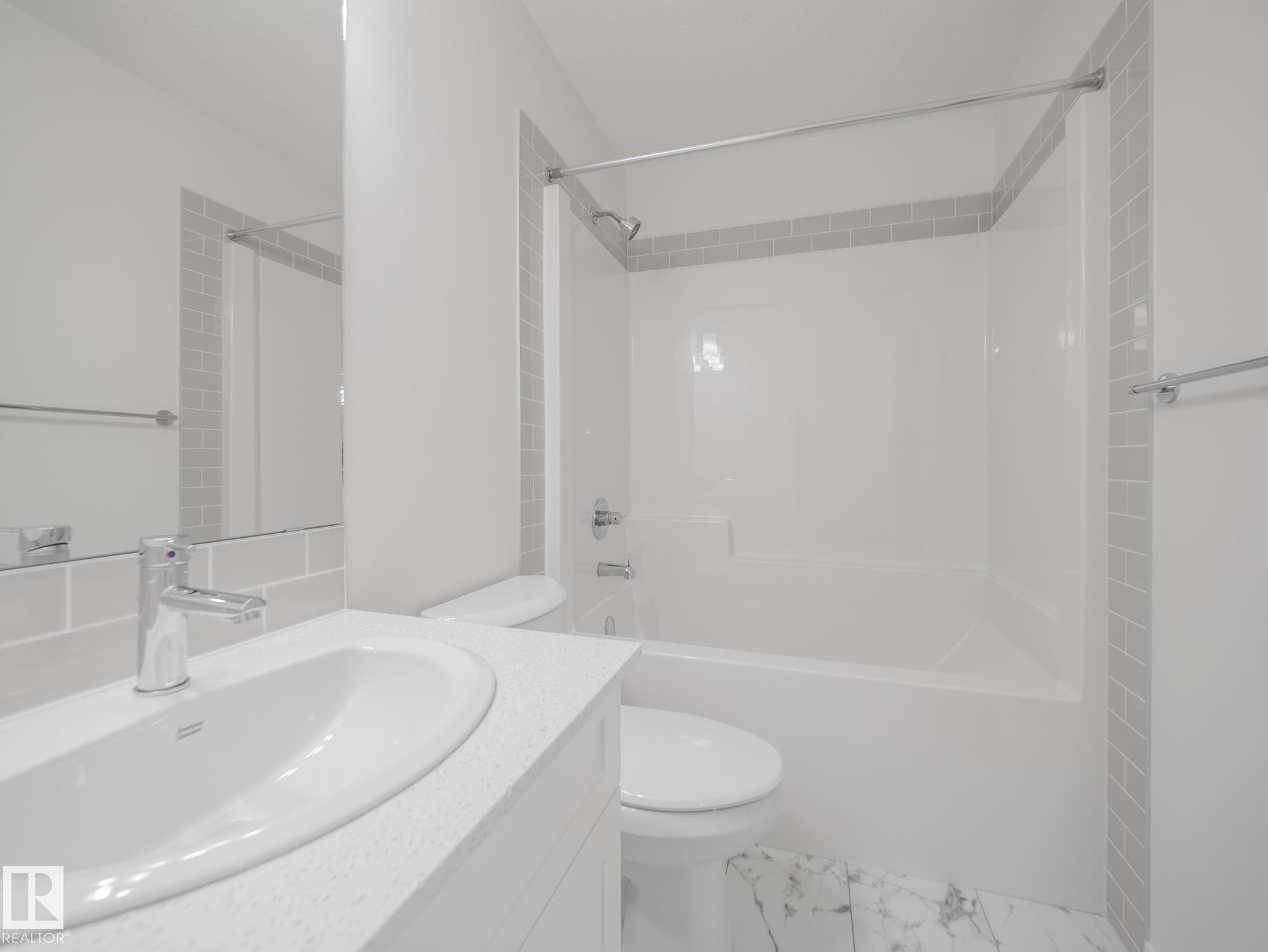 1032 14 Avenue, Edmonton, AB - Indoor Photo Showing Bathroom