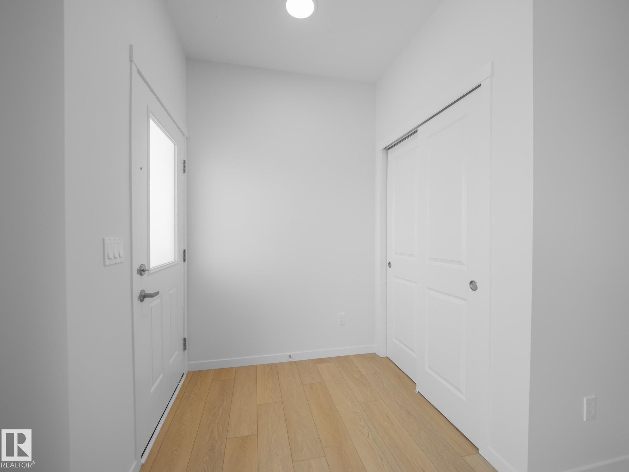 1032 14 Avenue, Edmonton, AB - Indoor Photo Showing Other Room