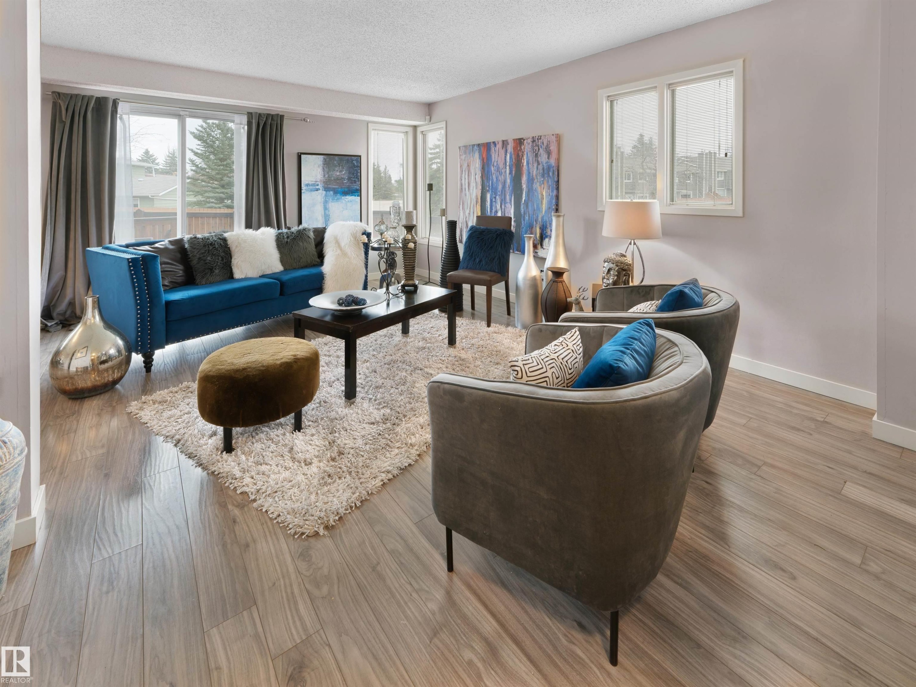 12335 25 Avenue, Edmonton, AB - Indoor Photo Showing Living Room