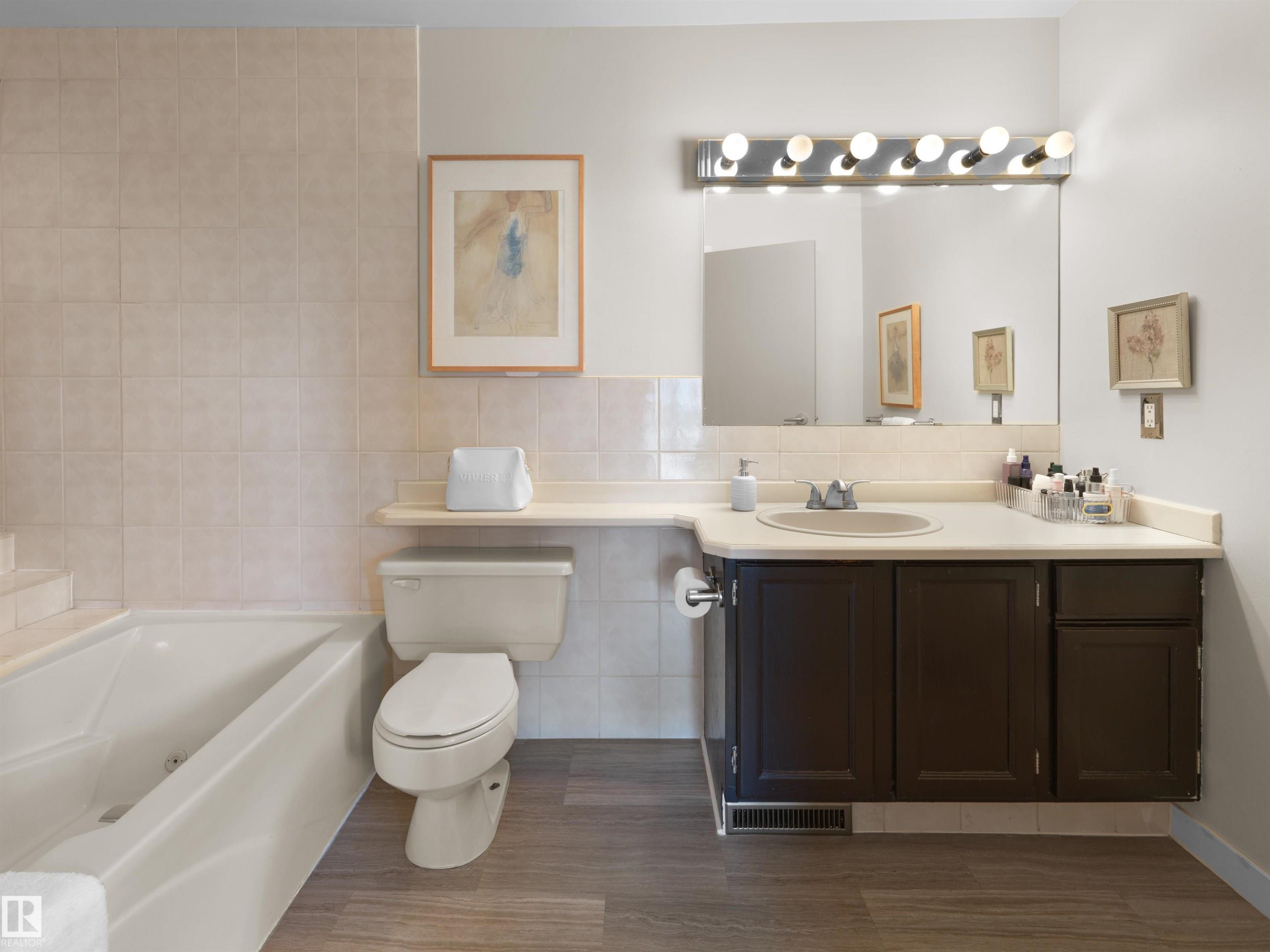 12335 25 Avenue, Edmonton, AB - Indoor Photo Showing Bathroom