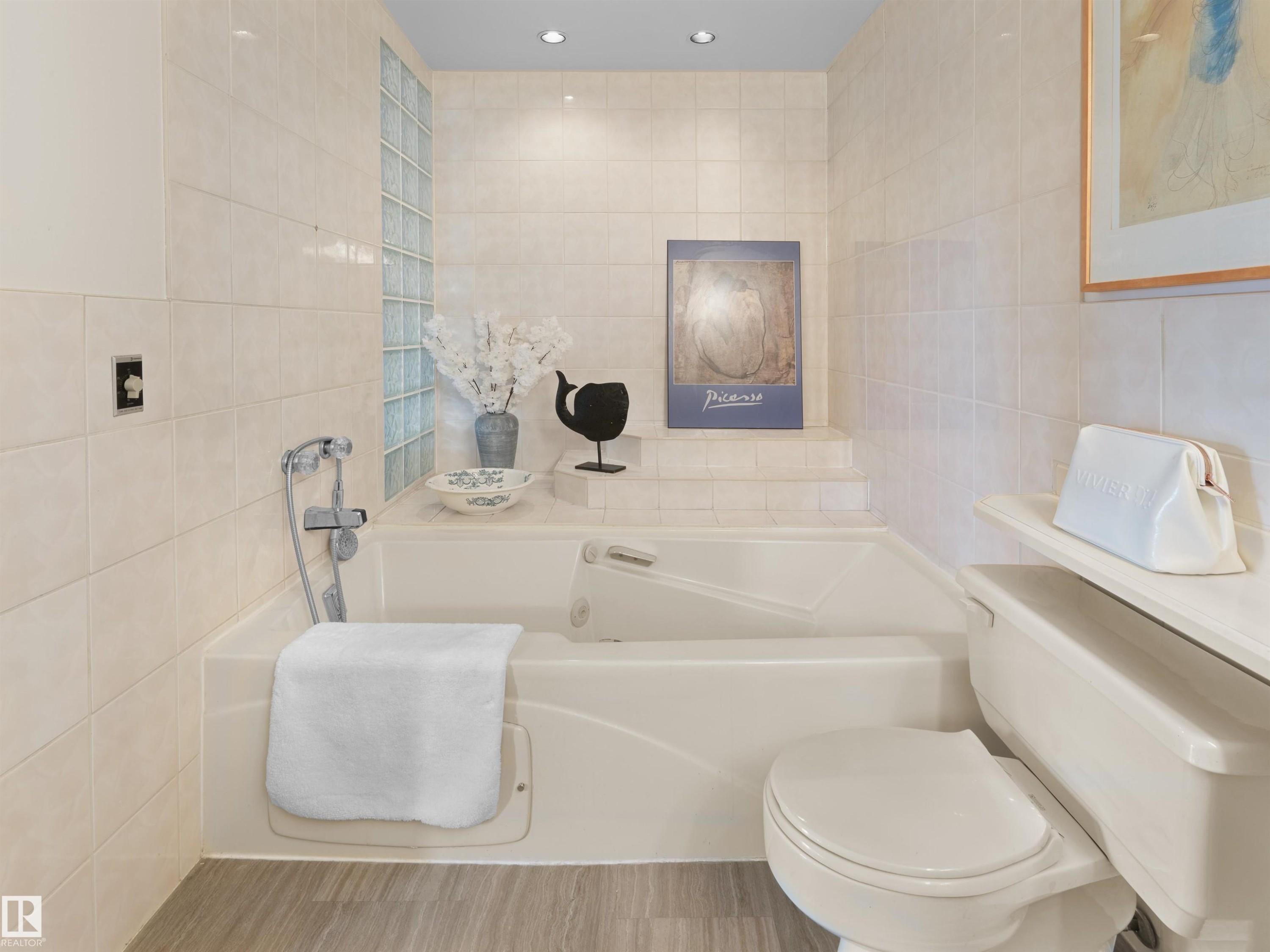 12335 25 Avenue, Edmonton, AB - Indoor Photo Showing Bathroom