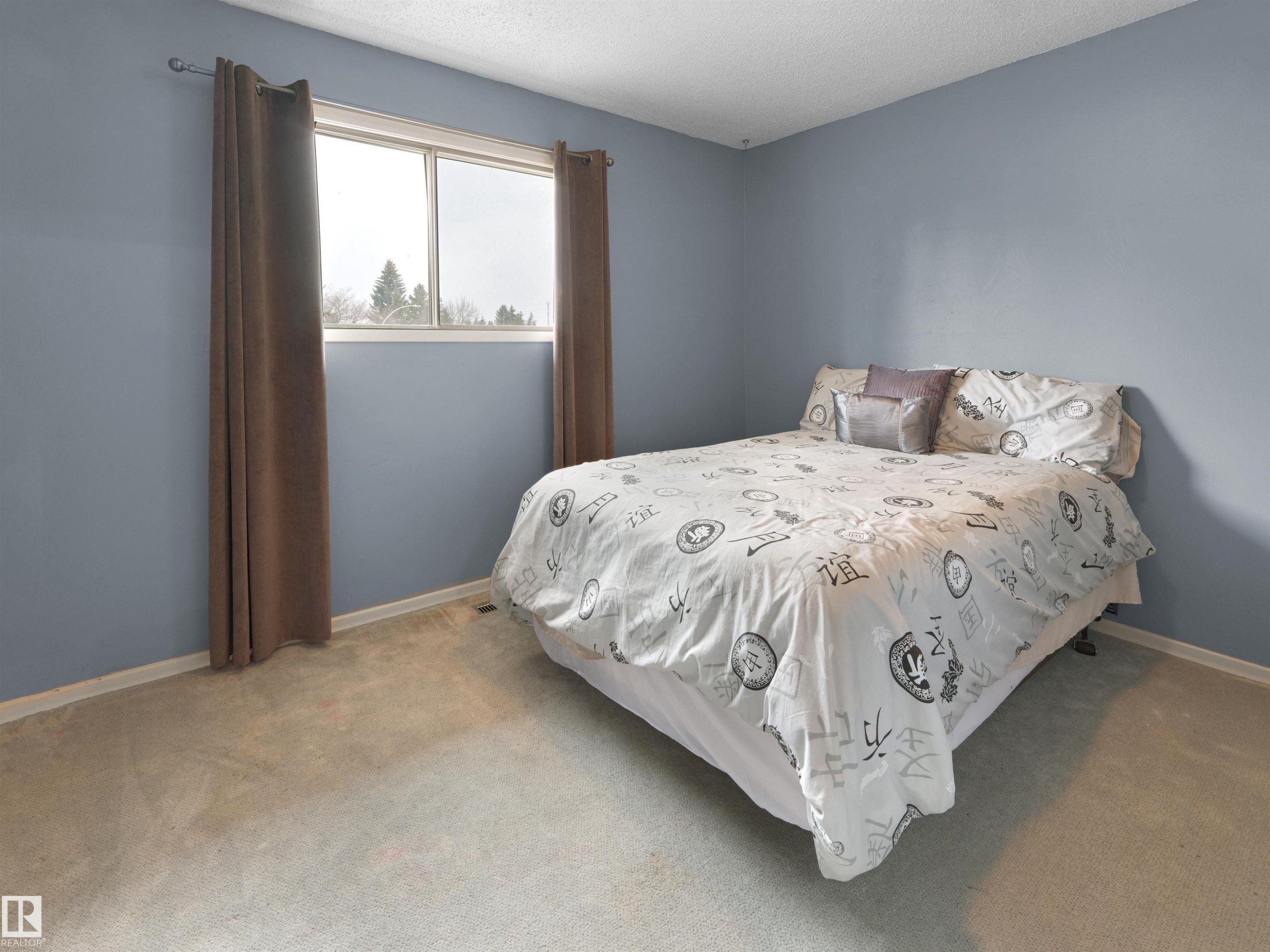 12335 25 Avenue, Edmonton, AB - Indoor Photo Showing Bedroom