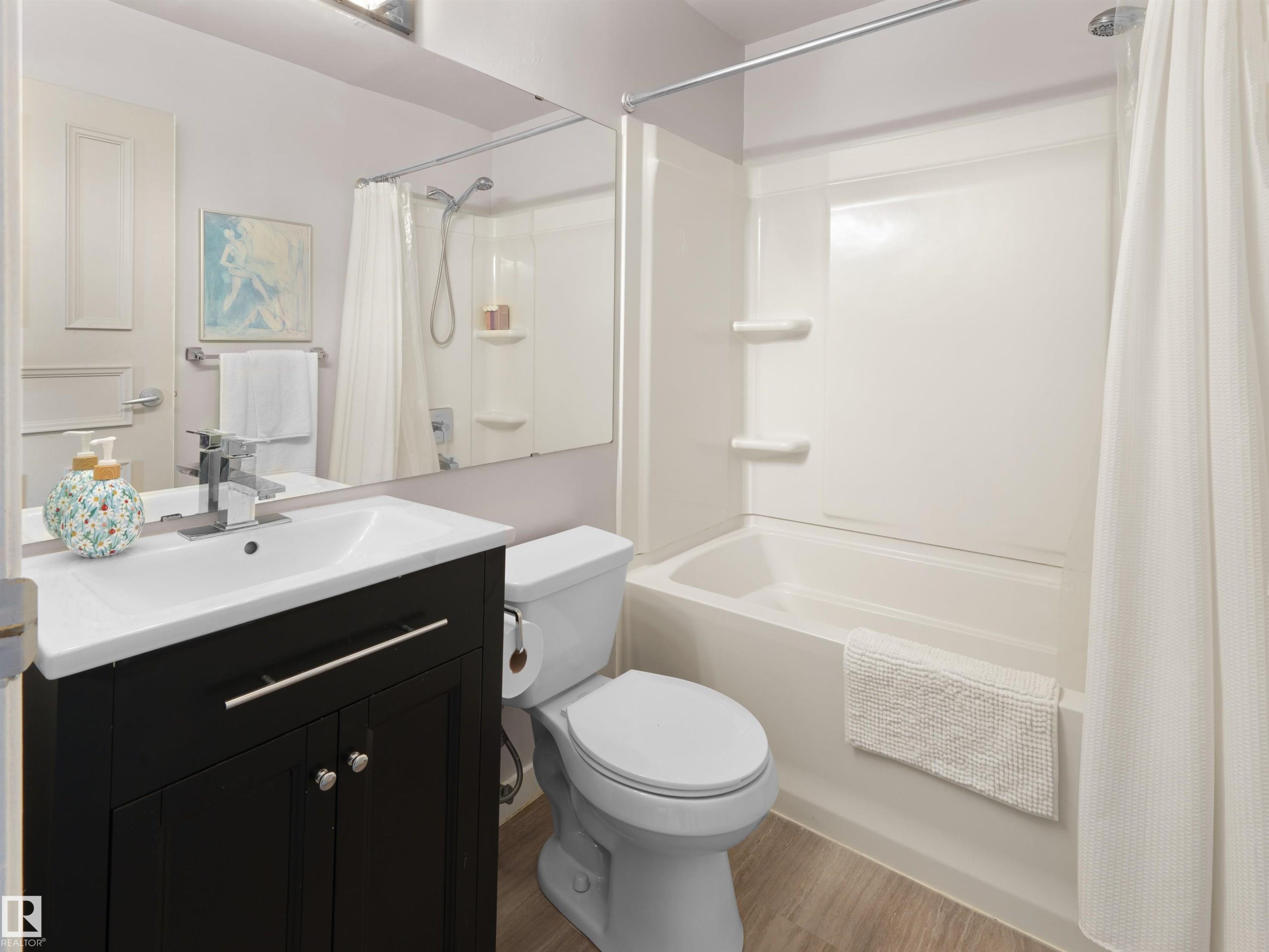 12335 25 Avenue, Edmonton, AB - Indoor Photo Showing Bathroom