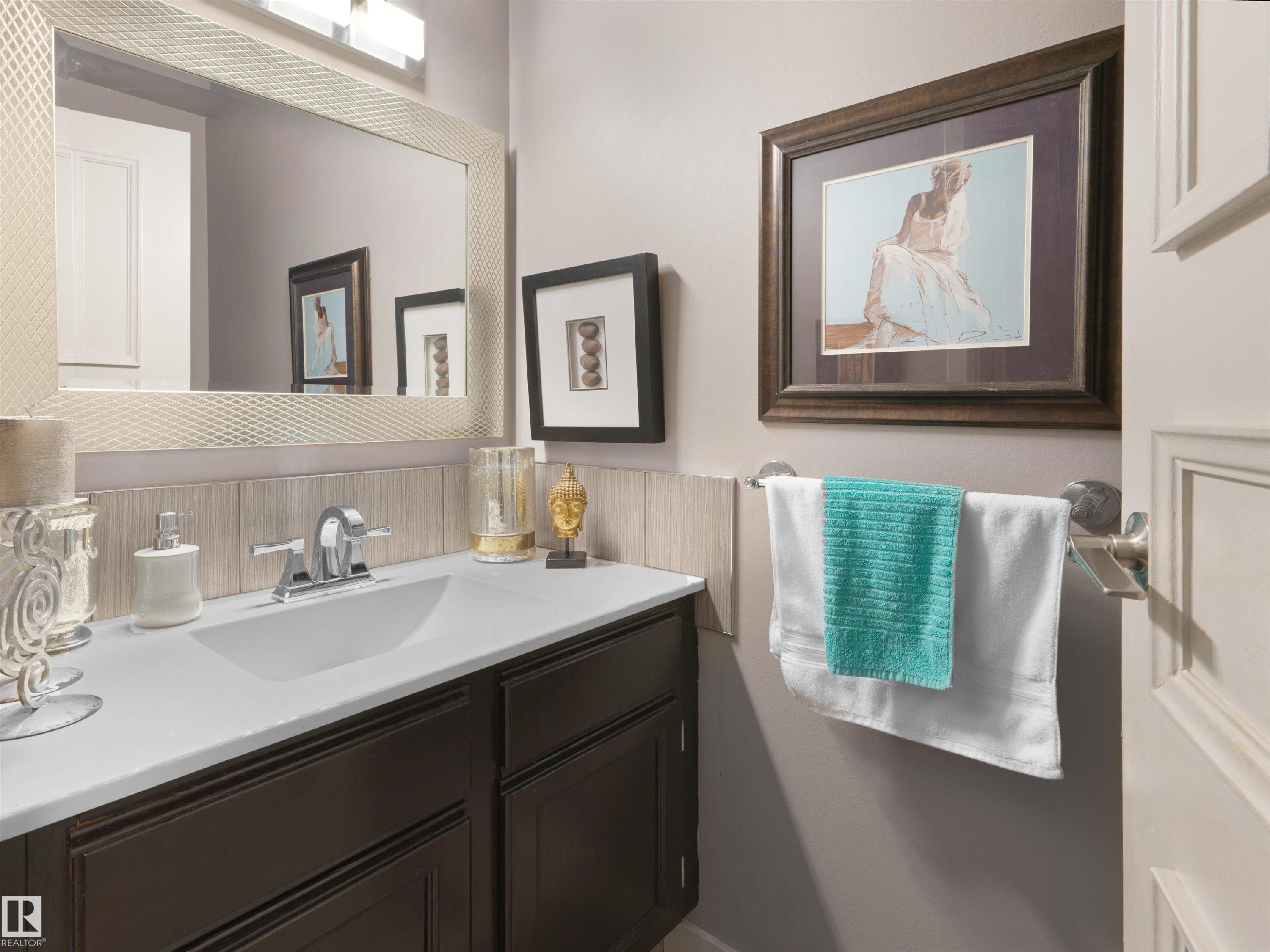 12335 25 Avenue, Edmonton, AB - Indoor Photo Showing Bathroom