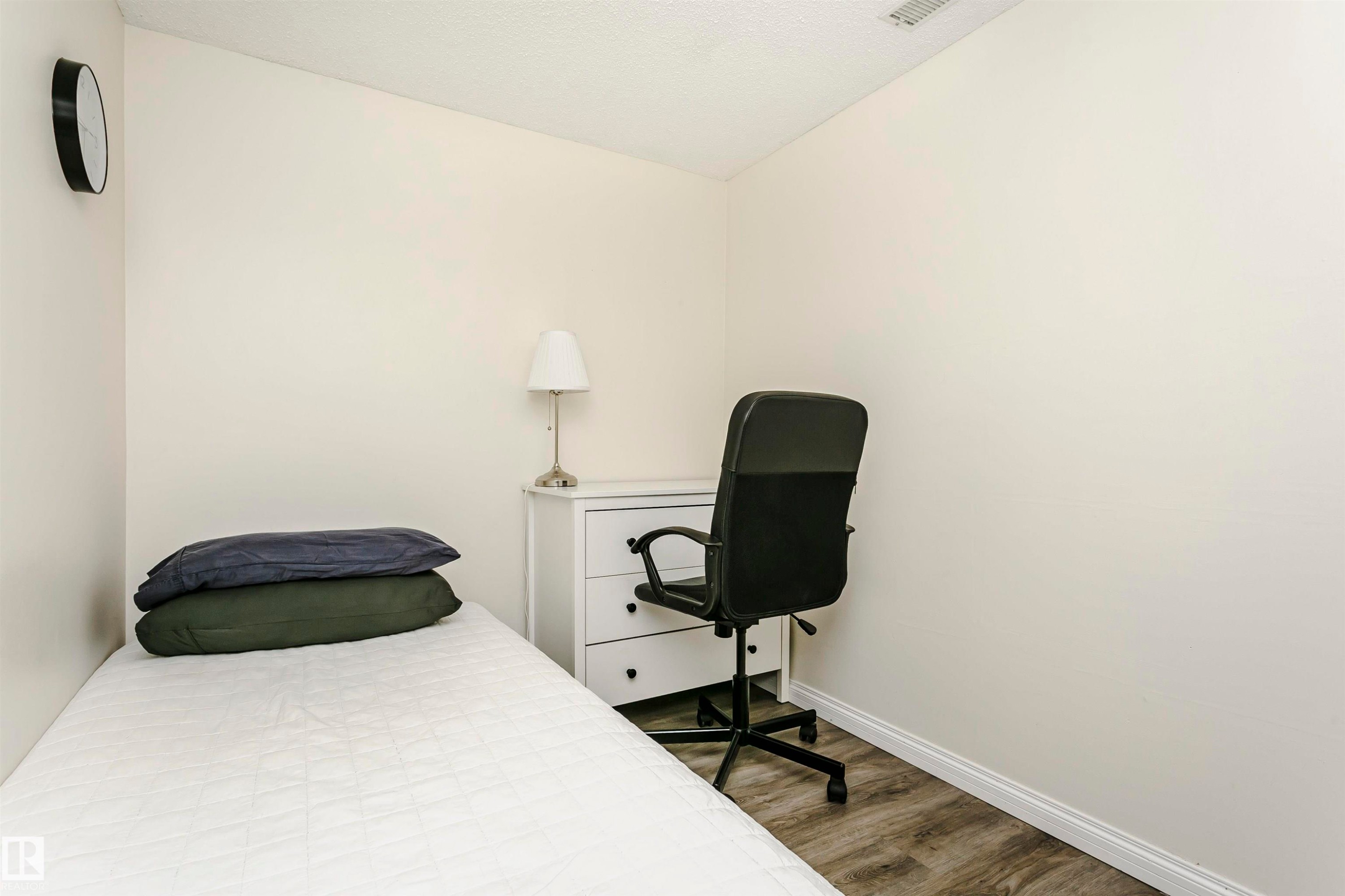 Neutral-toned room featuring wood-finish flooring - #303 10026 112 Street Nw, Edmonton, AB - Indoor Photo Showing Bedroom