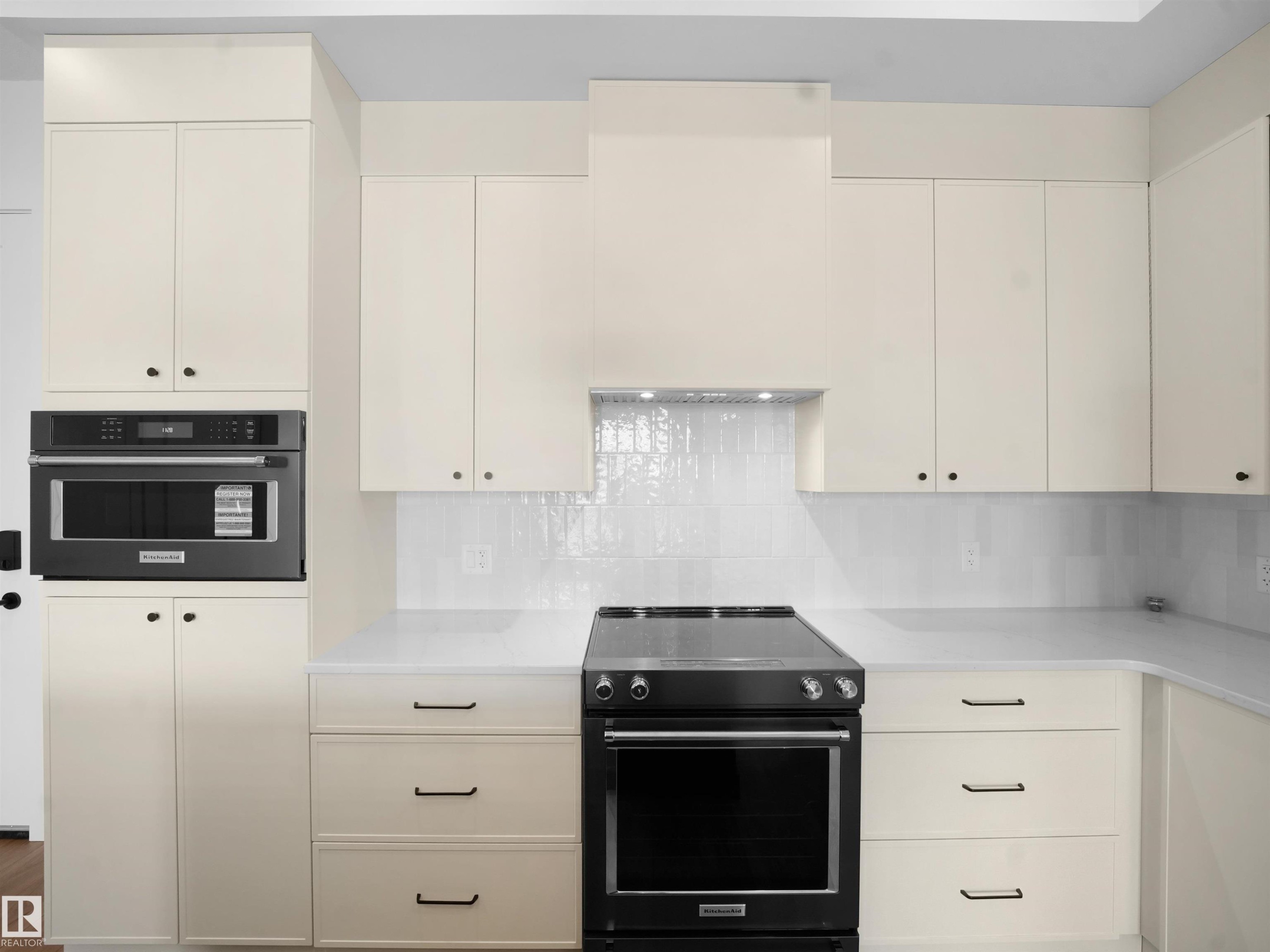 402 7459 May Common, Edmonton, AB - Indoor Photo Showing Kitchen