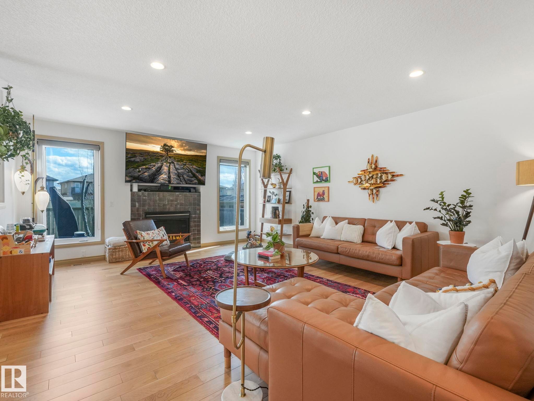 8723 207 Street Nw, Edmonton, AB - Indoor Photo Showing Living Room