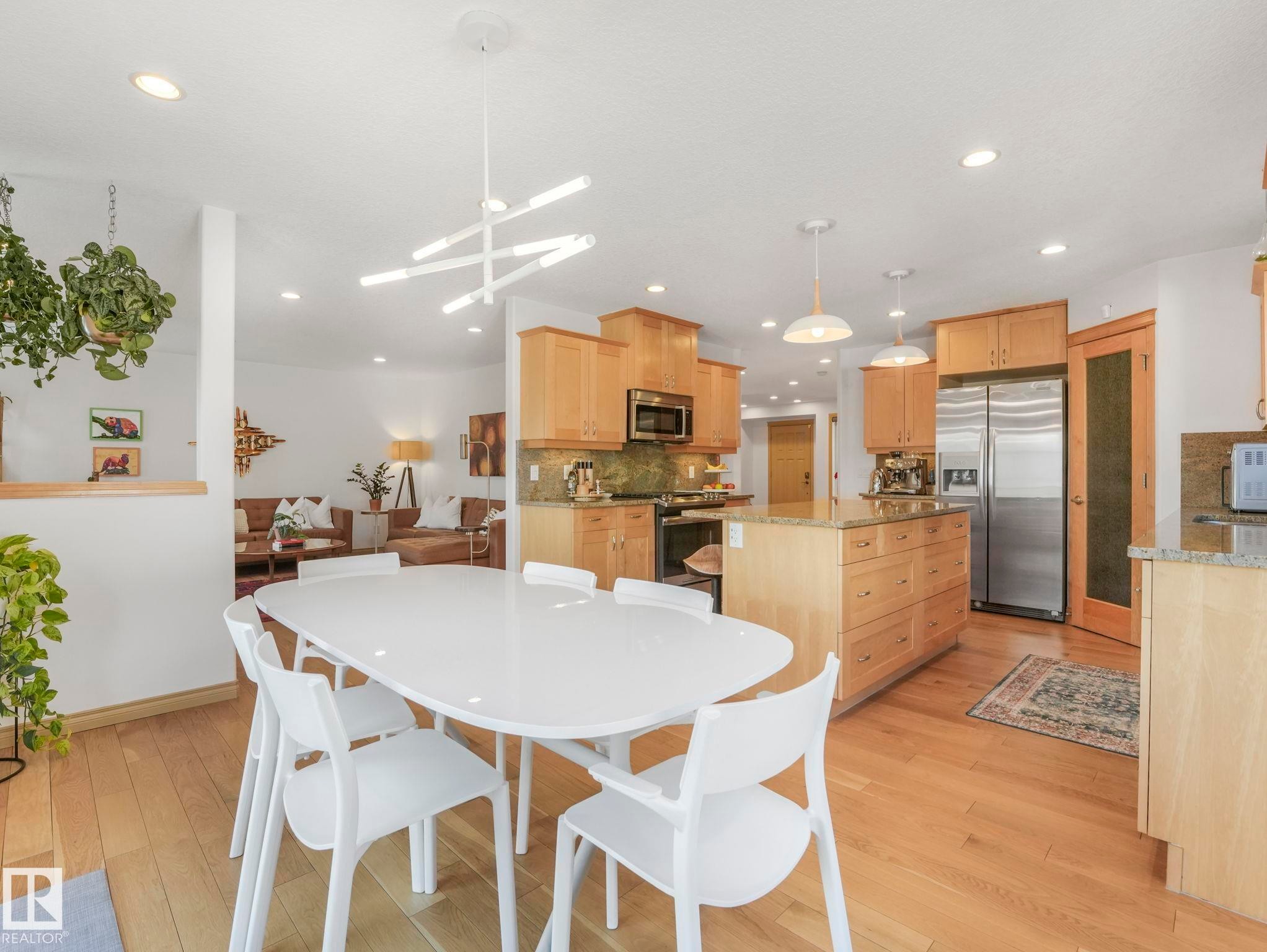 8723 207 Street Nw, Edmonton, AB - Indoor