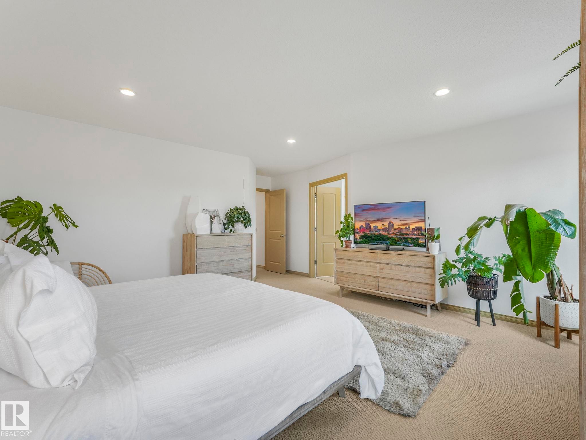 8723 207 Street Nw, Edmonton, AB - Indoor Photo Showing Bedroom