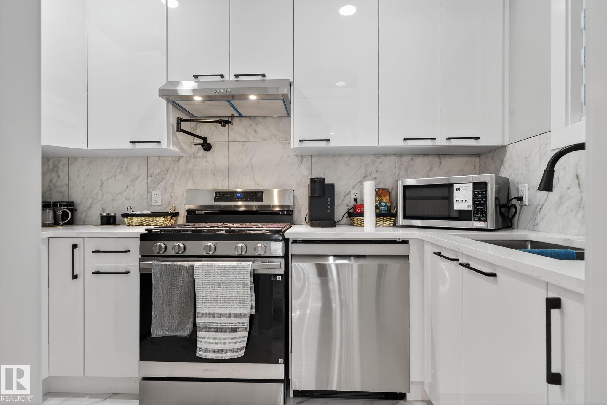 1815 17 Avenue, Edmonton, AB - Indoor Photo Showing Kitchen With Upgraded Kitchen