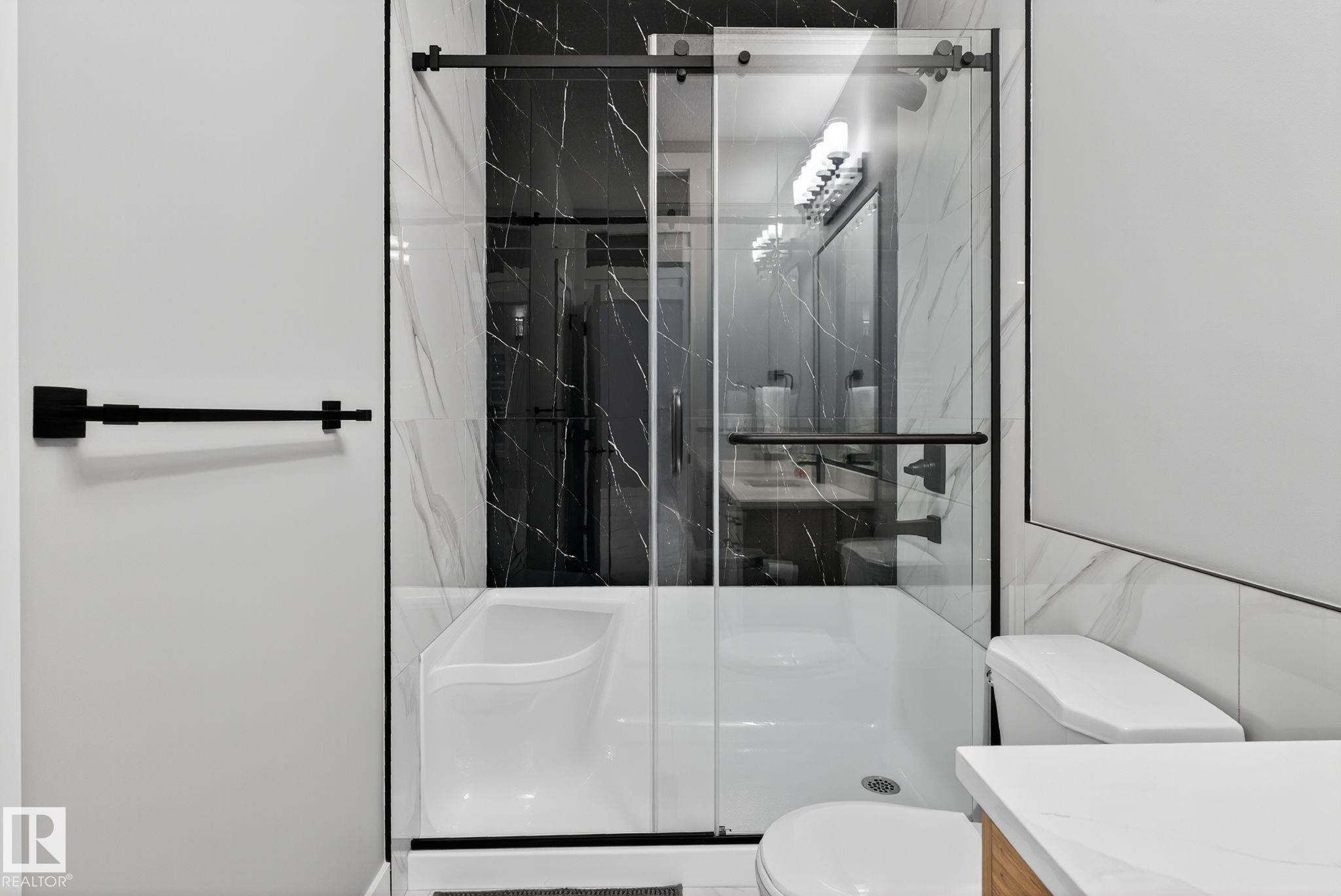 1815 17 Avenue, Edmonton, AB - Indoor Photo Showing Bathroom