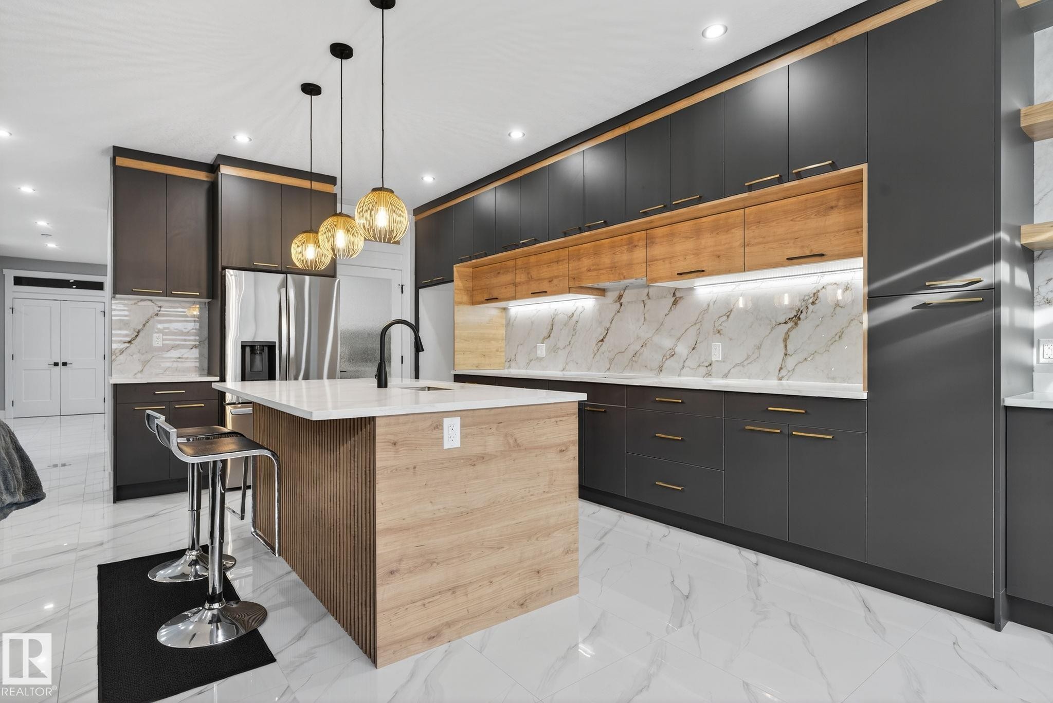 1815 17 Avenue, Edmonton, AB - Indoor Photo Showing Kitchen With Upgraded Kitchen