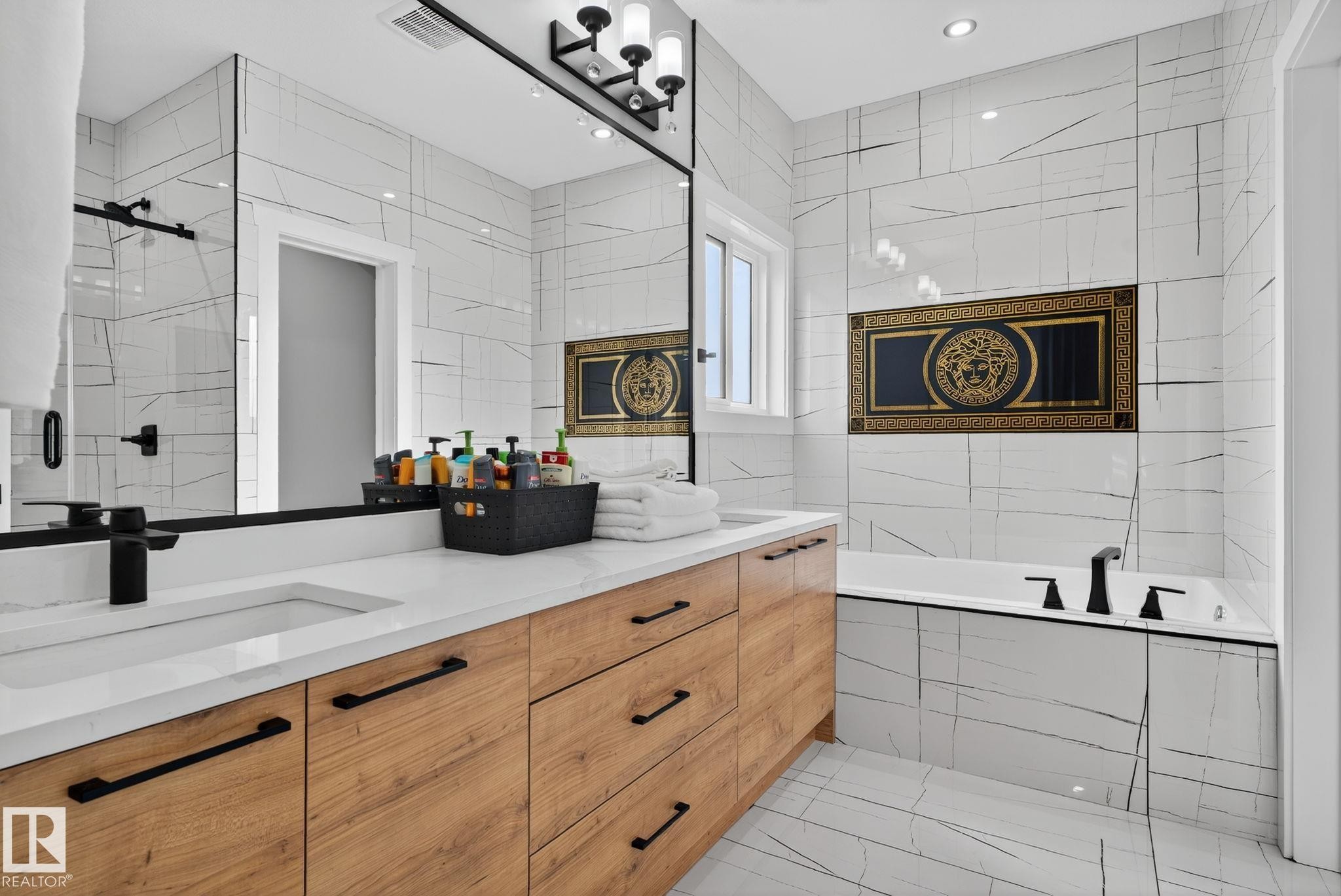 1815 17 Avenue, Edmonton, AB - Indoor Photo Showing Bathroom