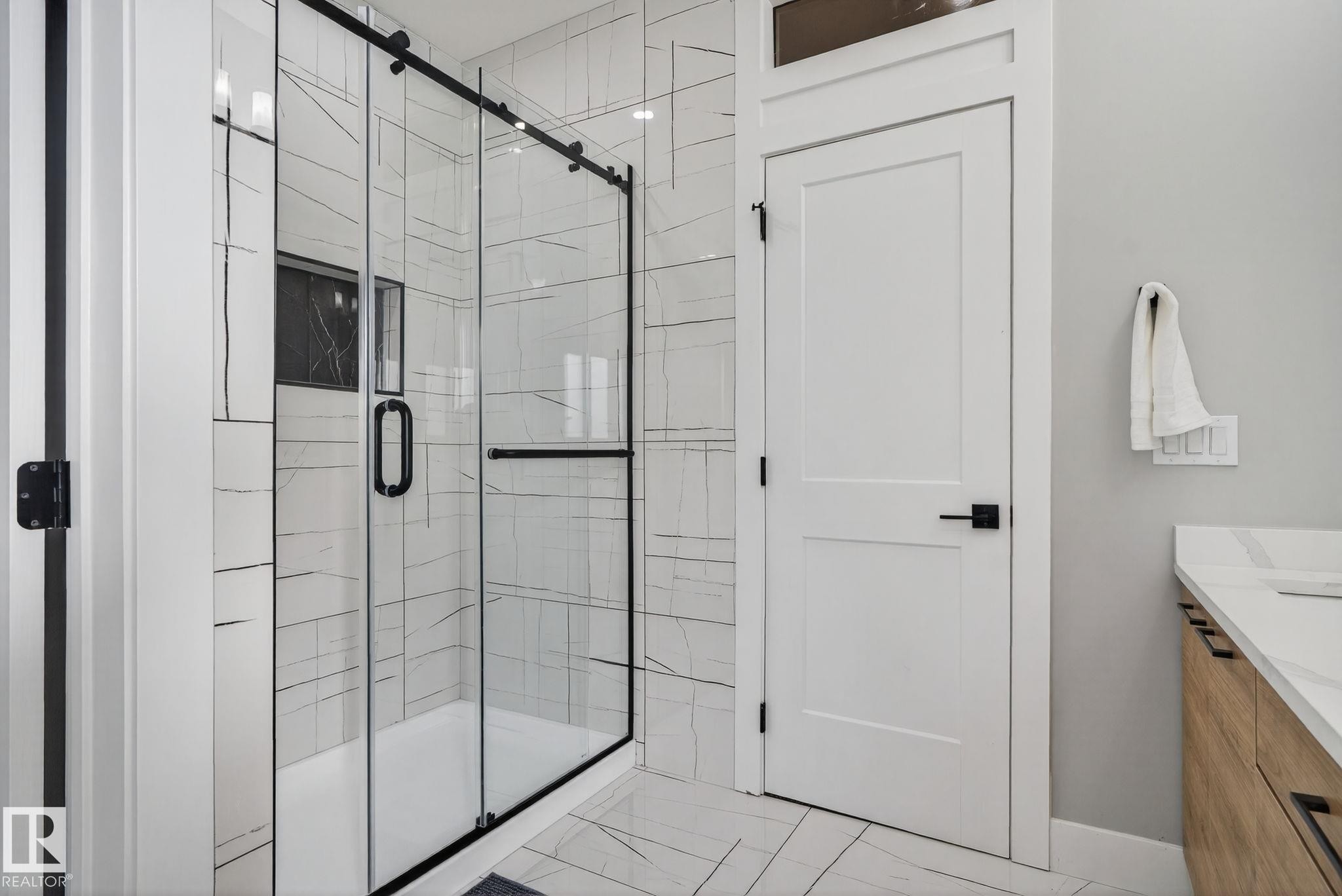 1815 17 Avenue, Edmonton, AB - Indoor Photo Showing Bathroom