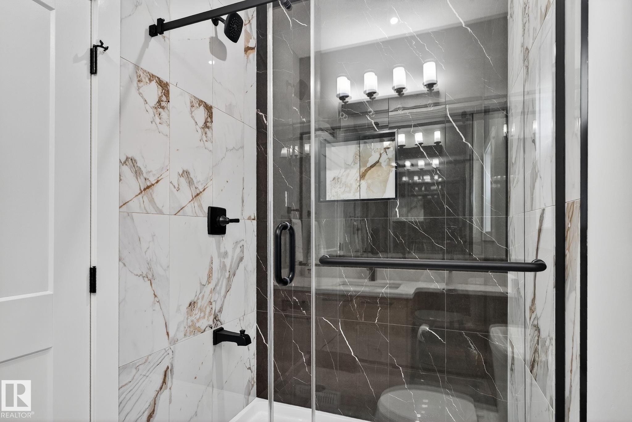 1815 17 Avenue, Edmonton, AB - Indoor Photo Showing Bathroom